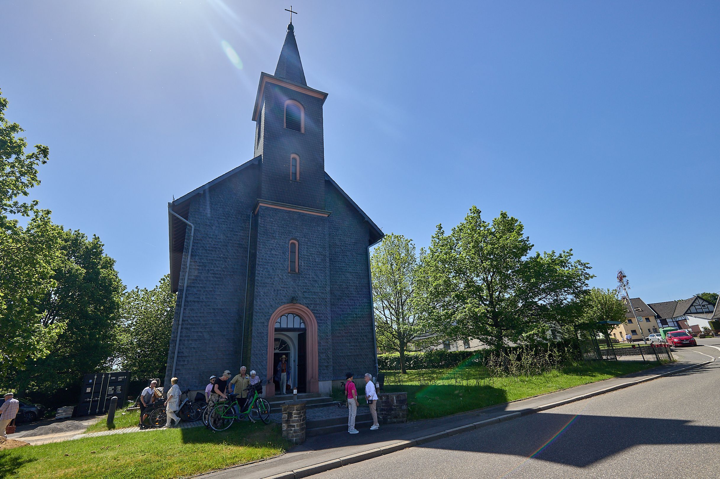 Vor der Kirche haben sich Besucher versammelt.