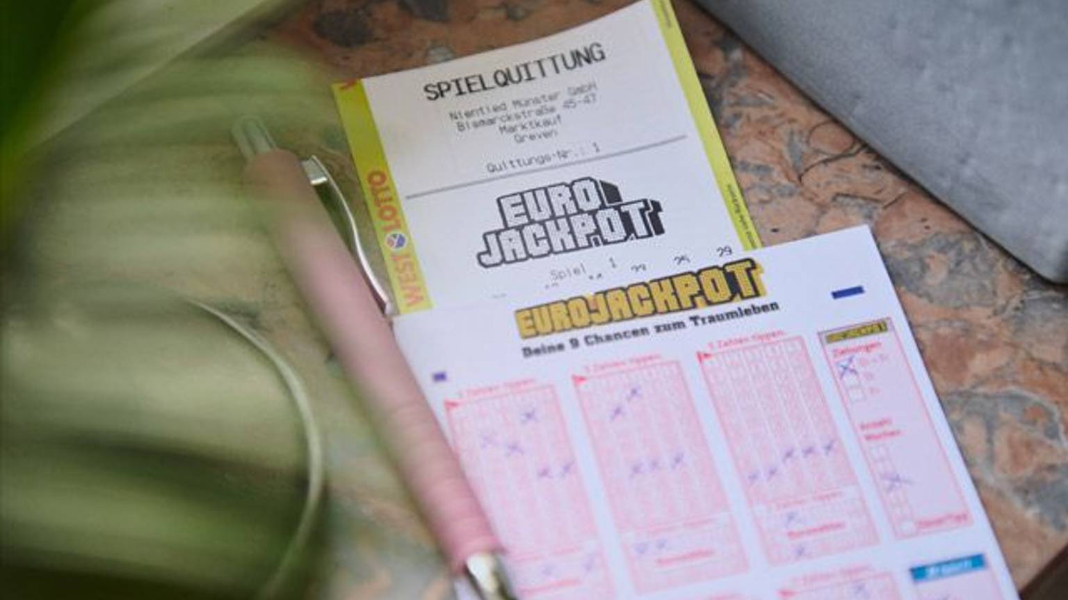 Das Bild zeigt einen Eurojackpot-Spielschein zusammen mit einer Eurojackpot-Spielquittung.