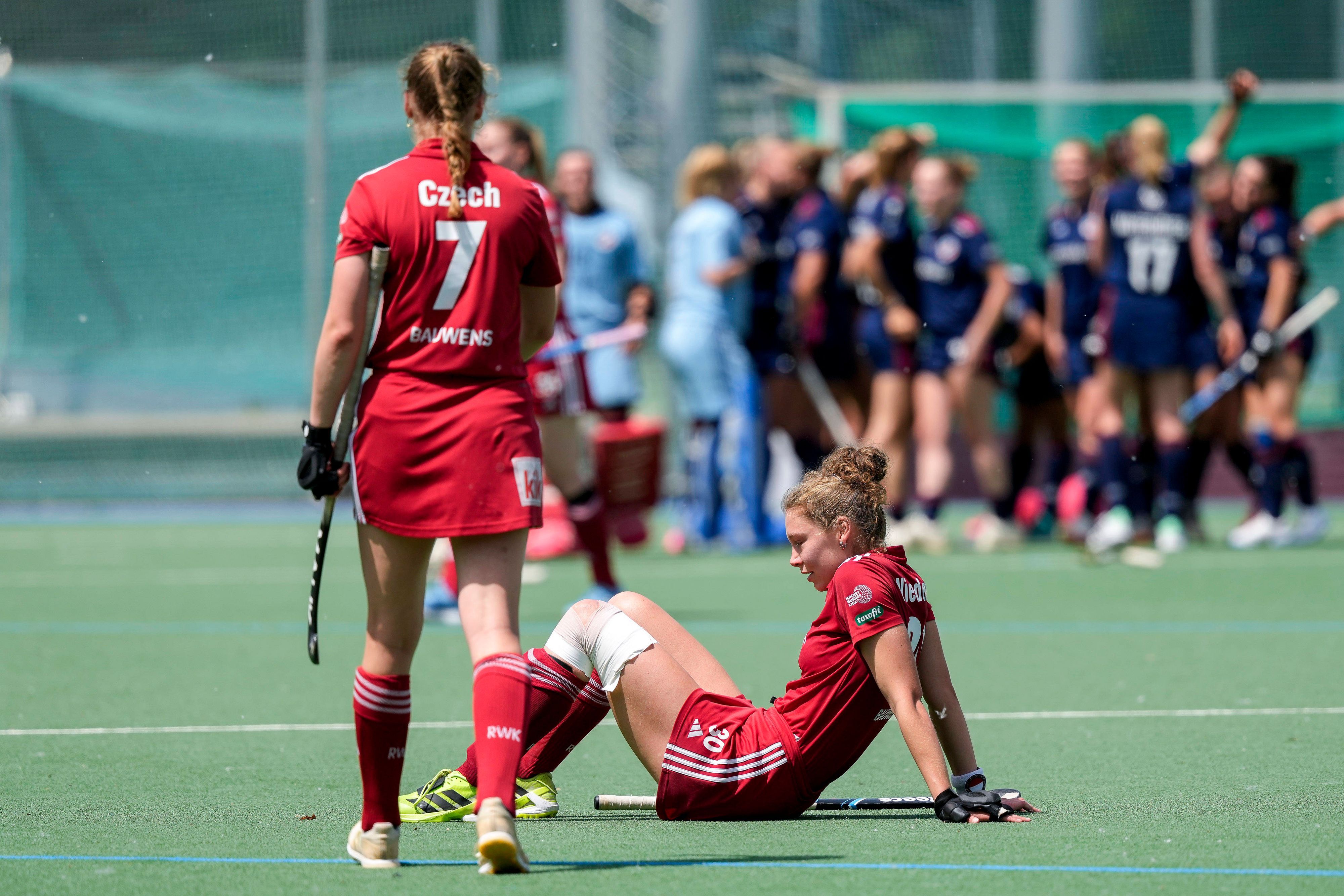v.li.: jJohanna Czech KTHC, 7, Felicia Wiedermann KTHC, 30, Spielerinnen von Rot-Weiss Köln KTHC, enttäuscht über die Niederlage, Enttäuschung nach dem Schlusspfiff, Highlight, Verlierer, verloren, Frustration, disappointed, pessimistisch, 24.05.2026, Mannheim Deutschland, Hockey, Deutsche Meisterschaft, Viertelfinale 3, Damen, Mannheimer HC - Rot-Weiss Köln *** v li jJohanna Czech KTHC, 7 , Felicia Wiedermann KTHC, 30 , players of Rot Weiss Köln KTHC , disappointed about the defeat, disappointment after the final whistle, highlight, loser, lost, frustration, disappointed, pessimistic, 24 05 2026, Mannheim Germany , Hockey, German Championship, Quarterfinals 3, Women, Mannheimer HC Rot Weiss Köln xozx
