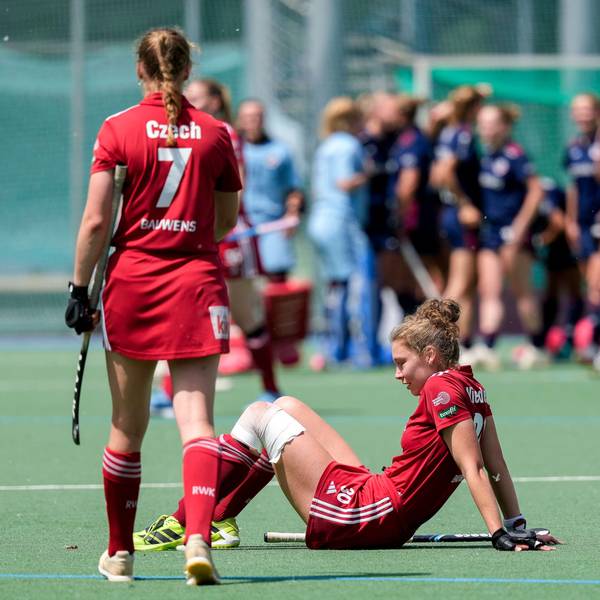 v.li.: jJohanna Czech KTHC, 7, Felicia Wiedermann KTHC, 30, Spielerinnen von Rot-Weiss Köln KTHC, enttäuscht über die Niederlage, Enttäuschung nach dem Schlusspfiff, Highlight, Verlierer, verloren, Frustration, disappointed, pessimistisch, 24.05.2026, Mannheim Deutschland, Hockey, Deutsche Meisterschaft, Viertelfinale 3, Damen, Mannheimer HC - Rot-Weiss Köln *** v li jJohanna Czech KTHC, 7 , Felicia Wiedermann KTHC, 30 , players of Rot Weiss Köln KTHC , disappointed about the defeat, disappointment after the final whistle, highlight, loser, lost, frustration, disappointed, pessimistic, 24 05 2026, Mannheim Germany , Hockey, German Championship, Quarterfinals 3, Women, Mannheimer HC Rot Weiss Köln xozx