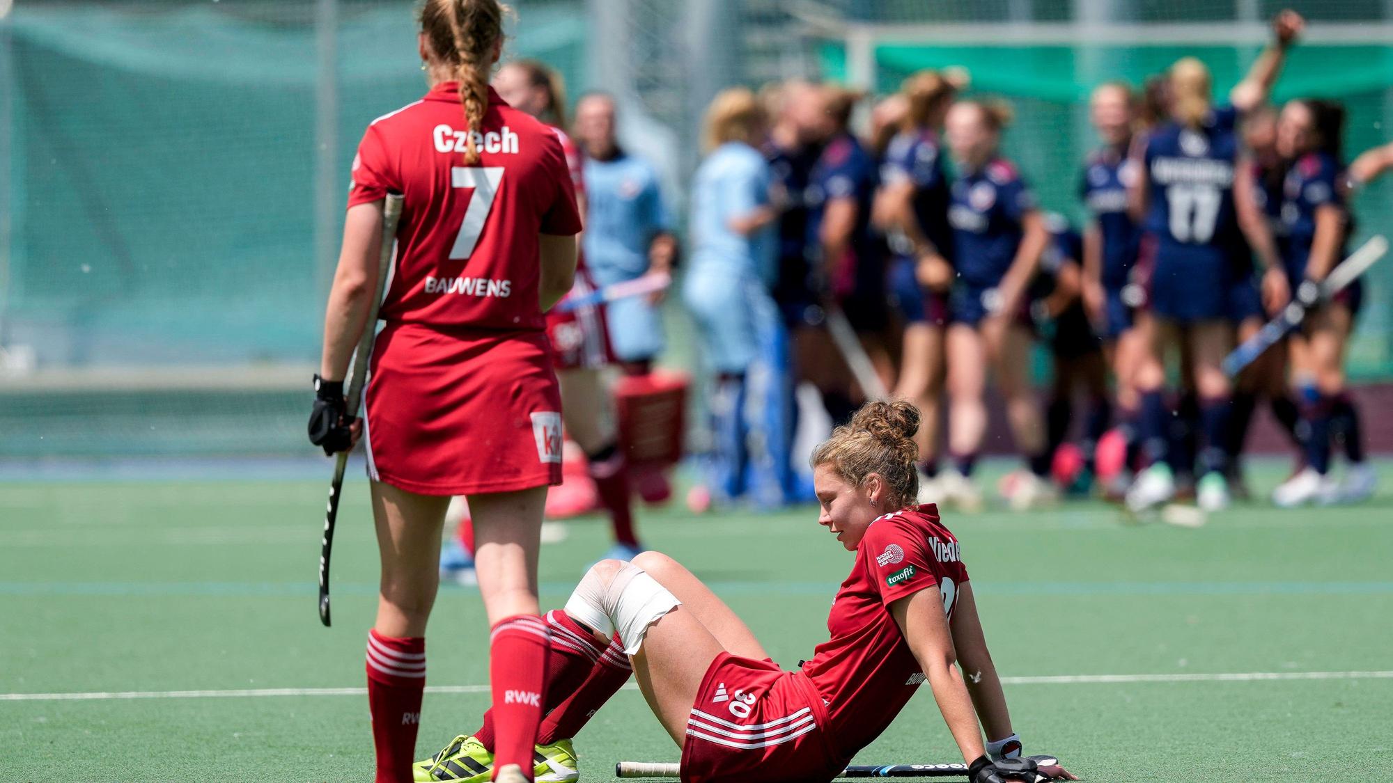 v.li.: jJohanna Czech KTHC, 7, Felicia Wiedermann KTHC, 30, Spielerinnen von Rot-Weiss Köln KTHC, enttäuscht über die Niederlage, Enttäuschung nach dem Schlusspfiff, Highlight, Verlierer, verloren, Frustration, disappointed, pessimistisch, 24.05.2026, Mannheim Deutschland, Hockey, Deutsche Meisterschaft, Viertelfinale 3, Damen, Mannheimer HC - Rot-Weiss Köln *** v li jJohanna Czech KTHC, 7 , Felicia Wiedermann KTHC, 30 , players of Rot Weiss Köln KTHC , disappointed about the defeat, disappointment after the final whistle, highlight, loser, lost, frustration, disappointed, pessimistic, 24 05 2026, Mannheim Germany , Hockey, German Championship, Quarterfinals 3, Women, Mannheimer HC Rot Weiss Köln xozx