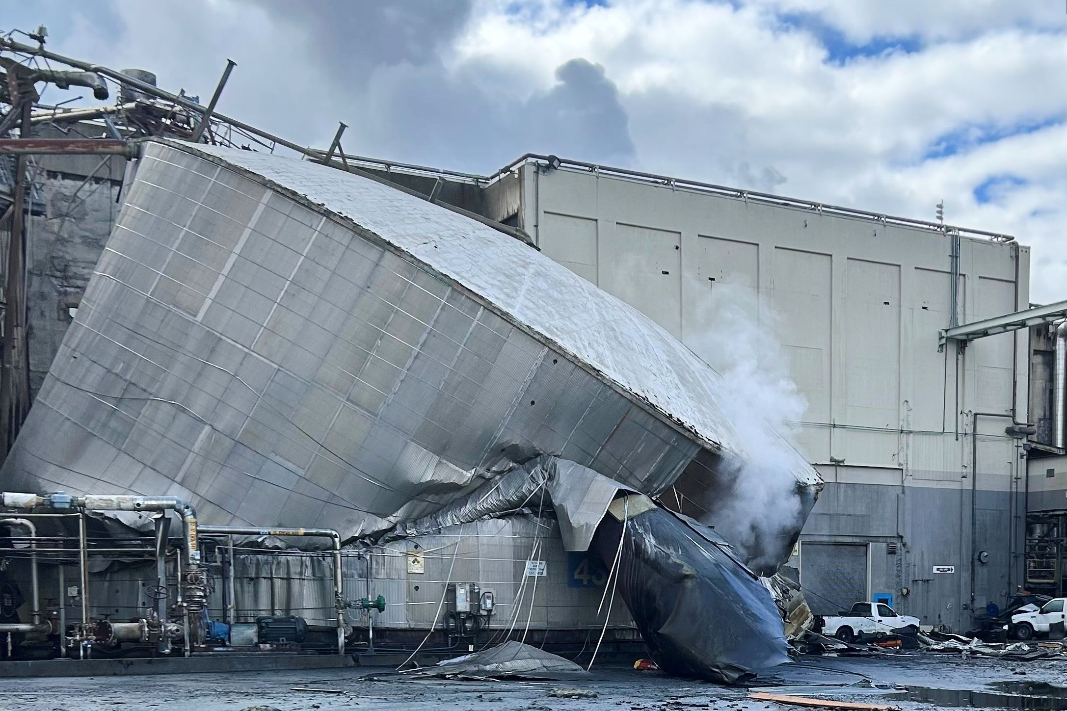 Dieses von der Stadt Longview (US-Bundesstaat Washington) zur Verfügung gestellte Foto zeigt die strukturellen Schäden an der Nippon Dynawave Packaging Co. nach der Implosion eines Tanks mit gefährlicher Flüssigkeit.