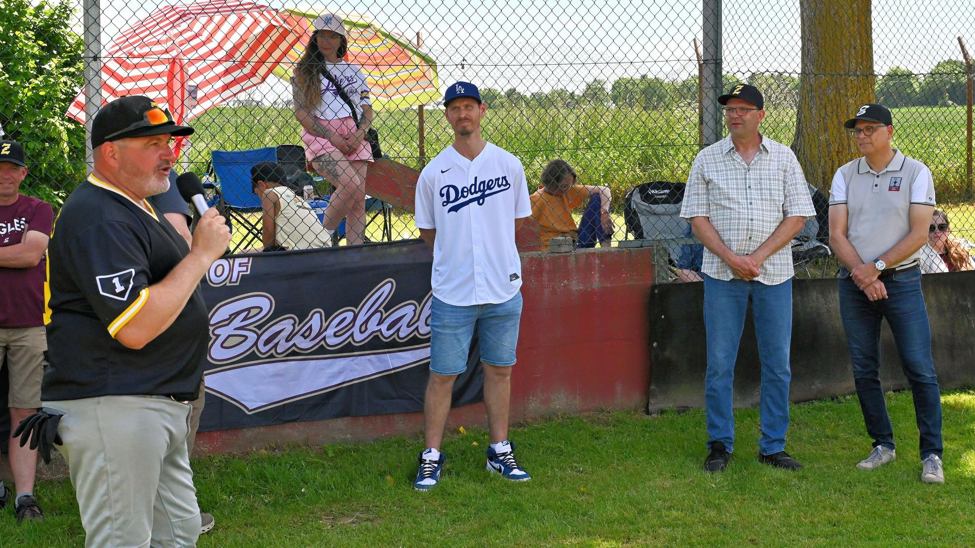 Baseball-Nationalspieler Markus Solbach wird vorgestellt.