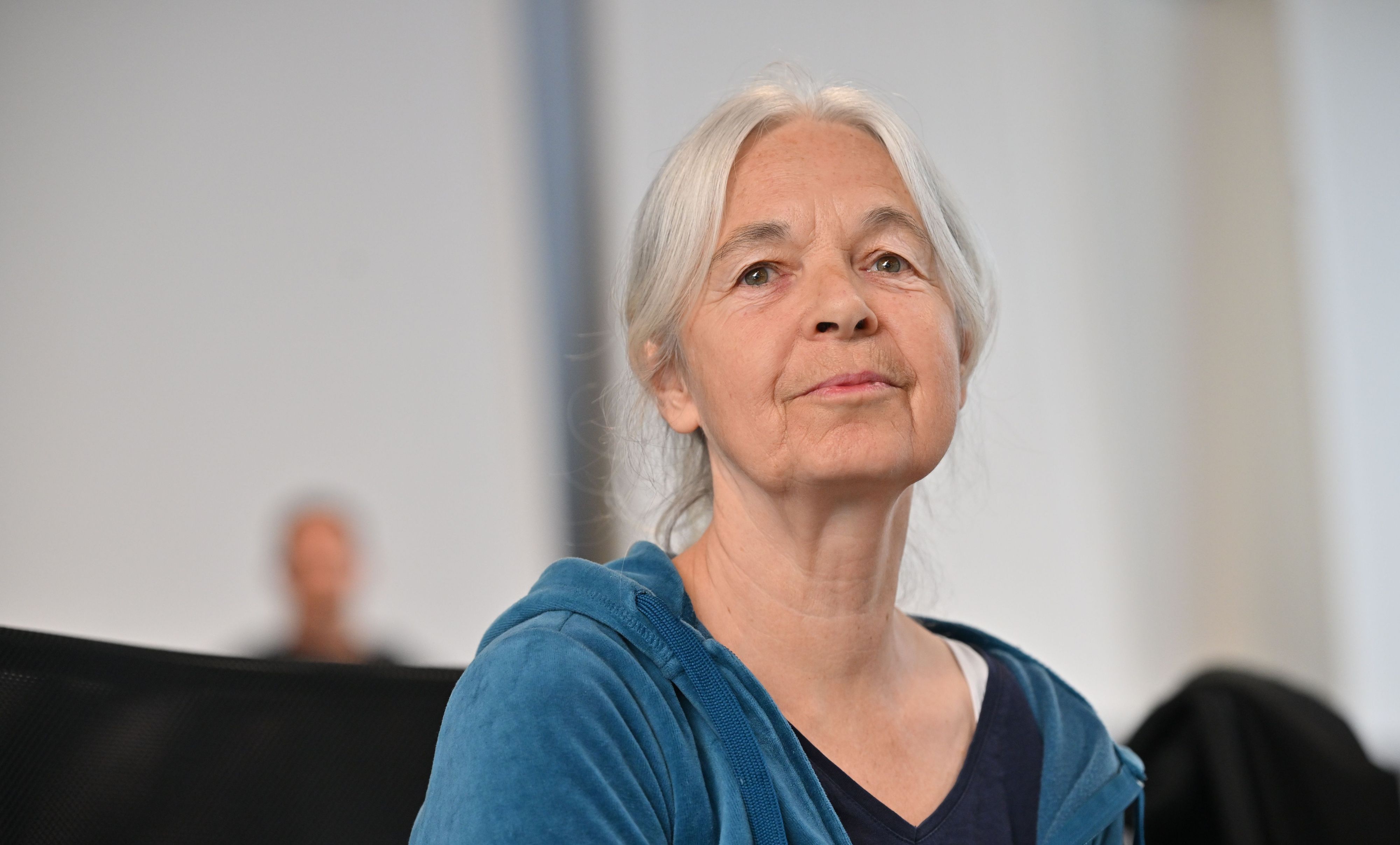 Die Angeklagte Daniela Klette stand wegen bewaffneter Raubüberfälle seit März 2025 vor Gericht. Laut Anklage soll sie mit ihren mutmaßlichen Komplizen Garweg und Staub zwischen 1999 und 2016 maskiert und bewaffnet Geldtransporter und Supermärkte überfallen haben.