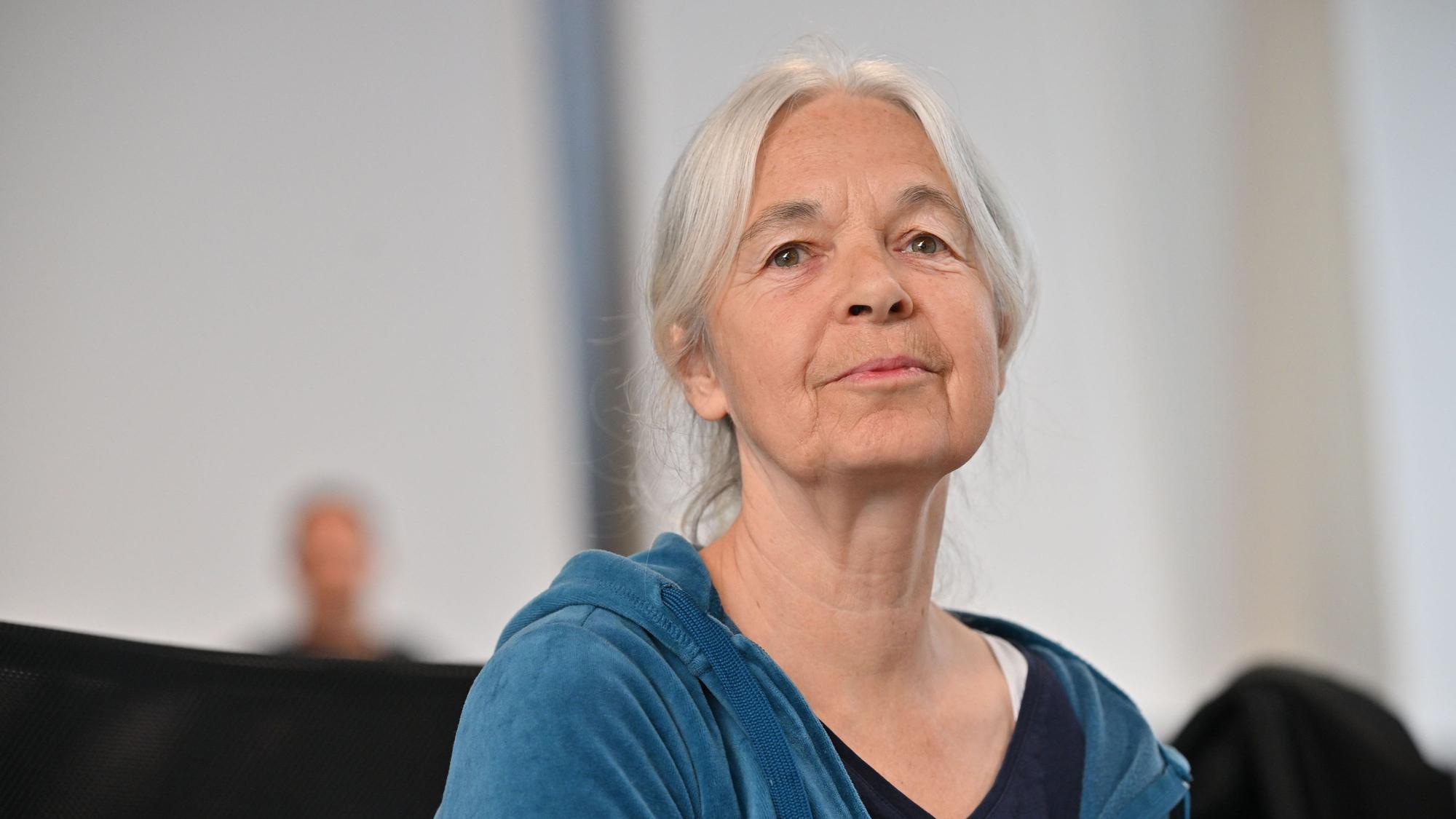 Die Angeklagte Daniela Klette stand wegen bewaffneter Raubüberfälle seit März 2025 vor Gericht. Laut Anklage soll sie mit ihren mutmaßlichen Komplizen Garweg und Staub zwischen 1999 und 2016 maskiert und bewaffnet Geldtransporter und Supermärkte überfallen haben.