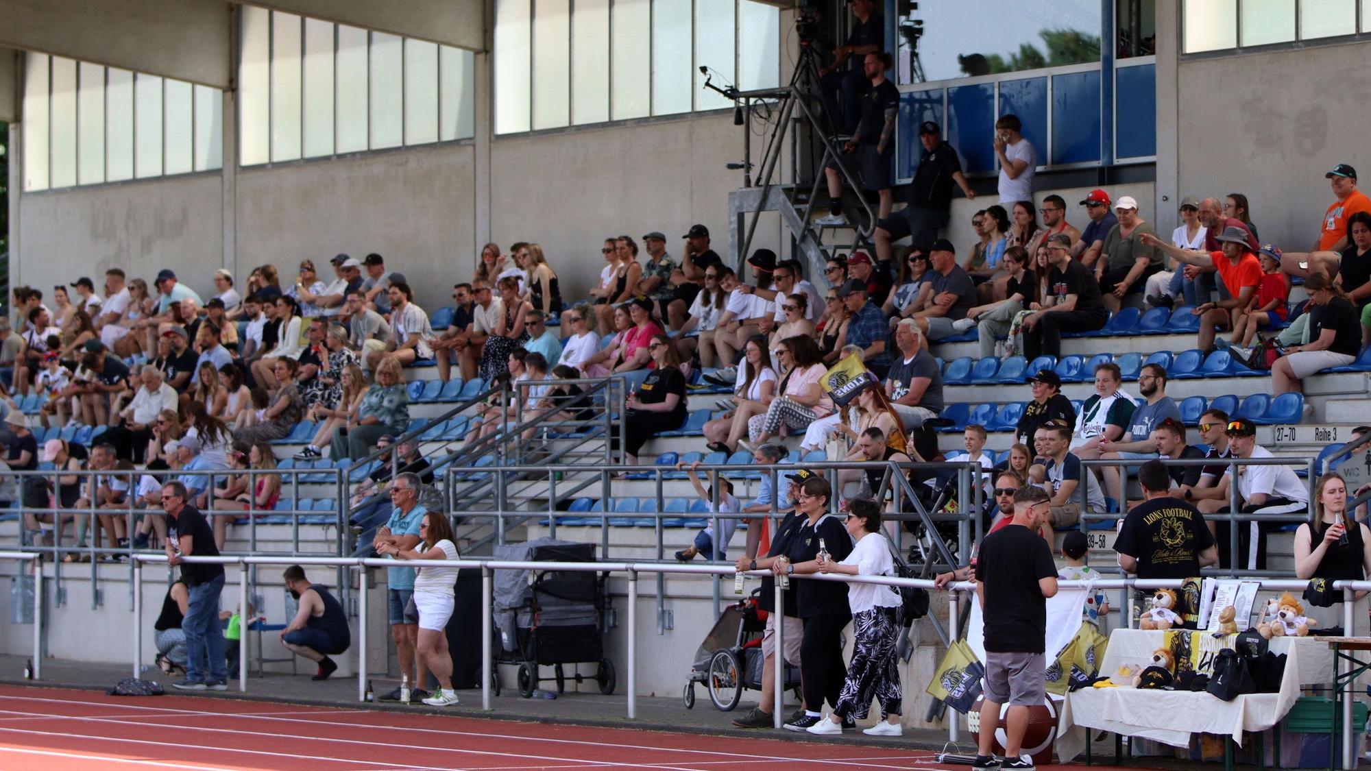 Die Tribüne des Heinz-Flohe-Stadions ist ordentlich besucht.