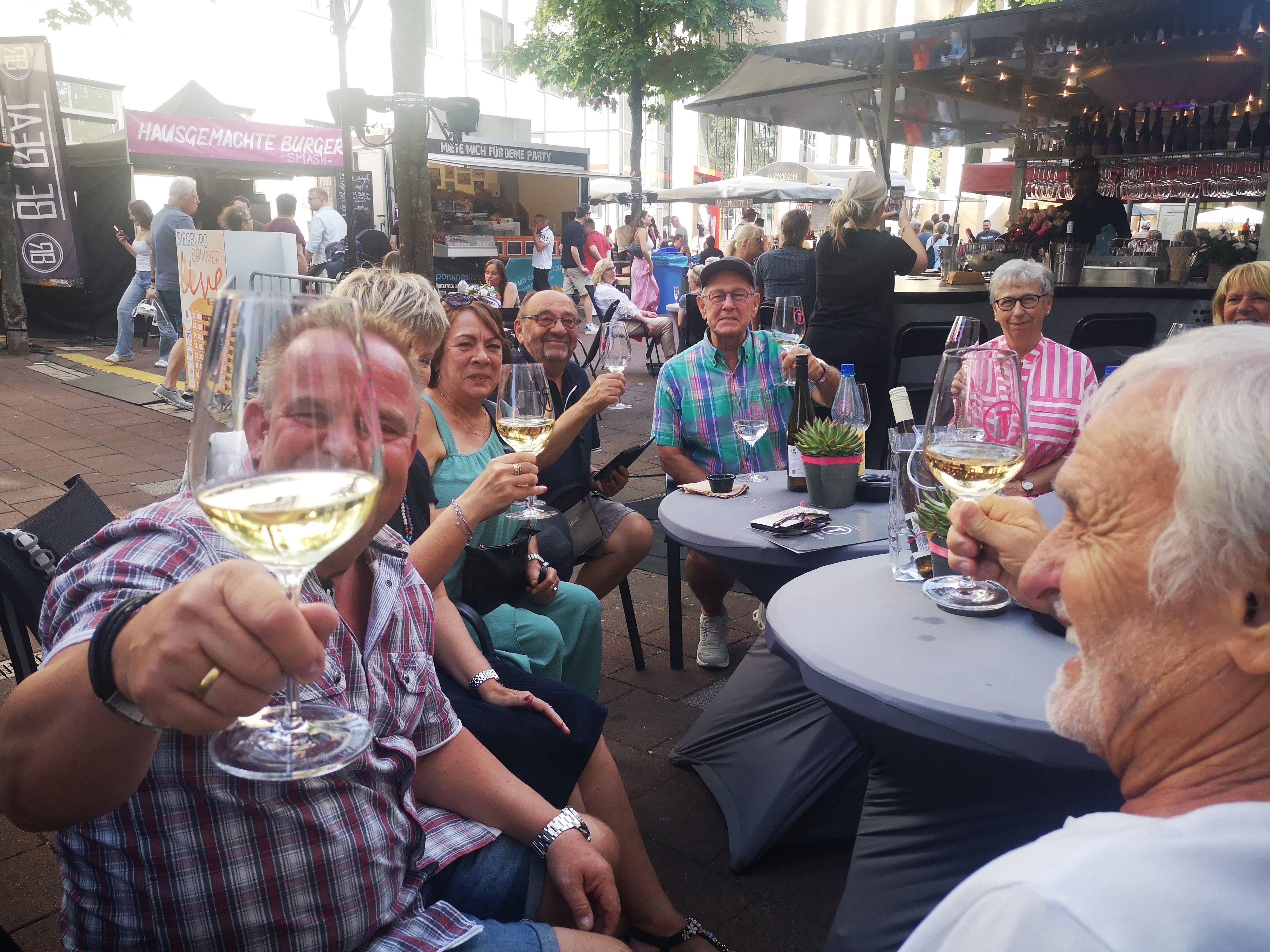 Weinfest Siegburg: Freunde und Bekannte kommen zusammen. (Archivbild)