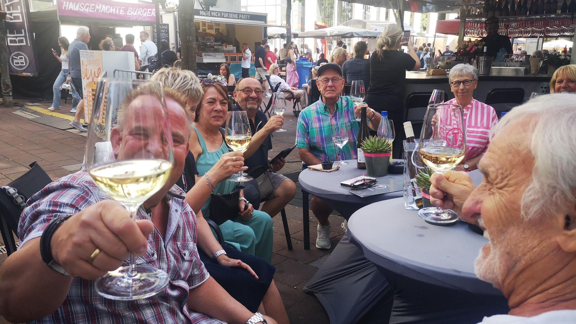 Weinfest Siegburg: Freunde und Bekannte kommen zusammen. (Archivbild)