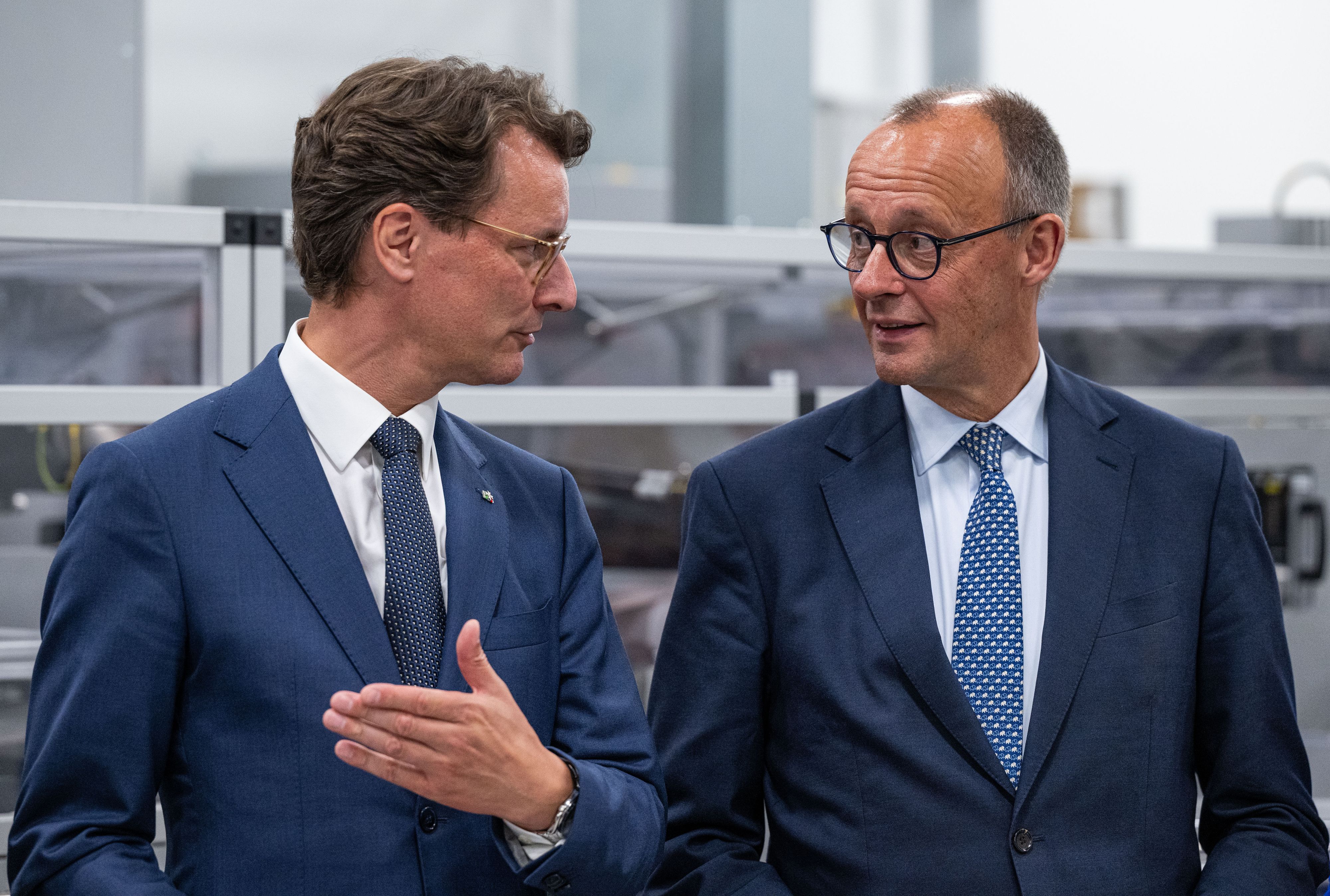 Hendrik Wüst (CDU), Ministerpräsident von Nordrhein-Westfalen und Bundeskanzler Friedrich Merz bei dessen Antrittsbesuch in NRW.