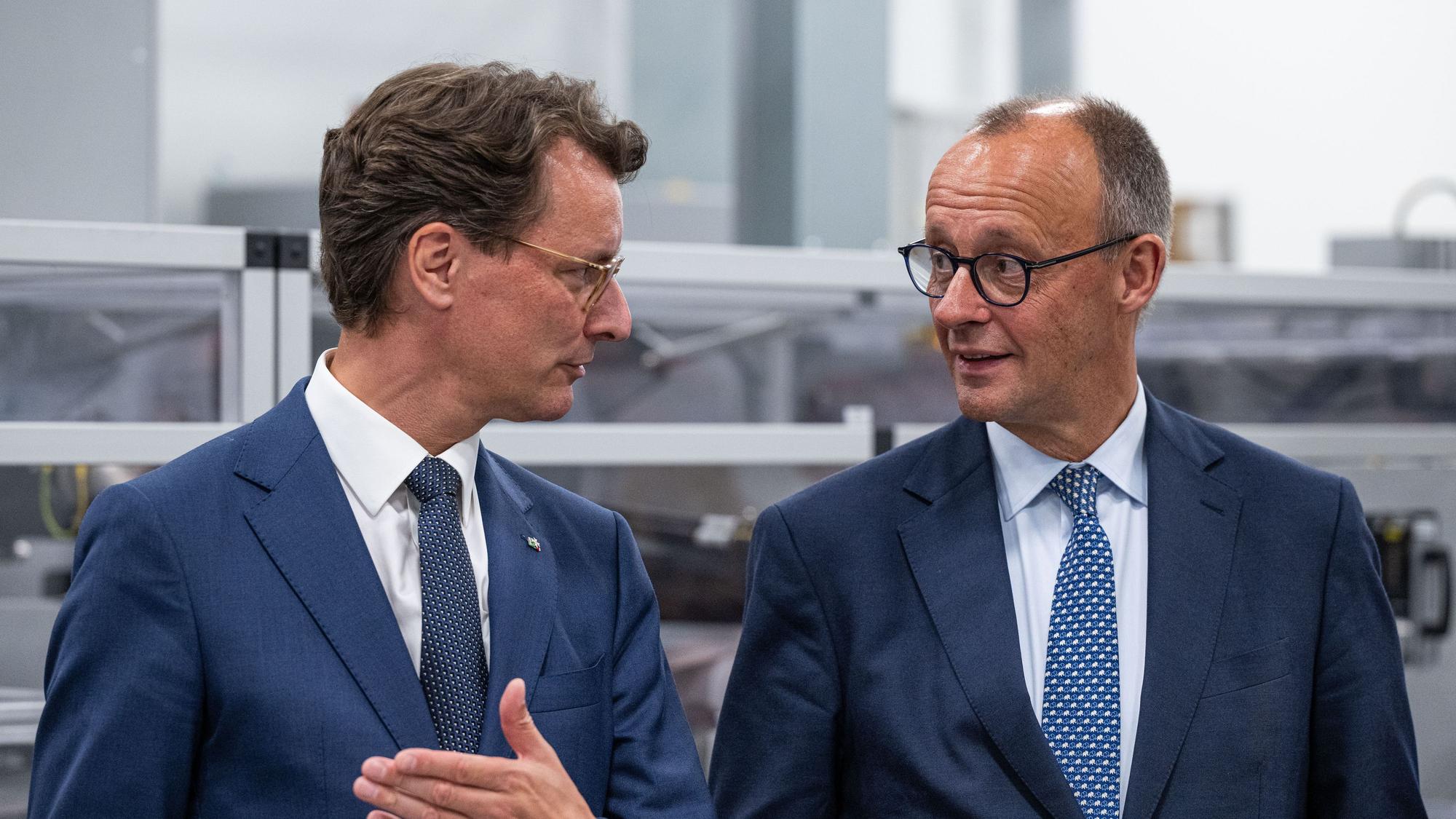 Hendrik Wüst (CDU), Ministerpräsident von Nordrhein-Westfalen und Bundeskanzler Friedrich Merz bei dessen Antrittsbesuch in NRW.