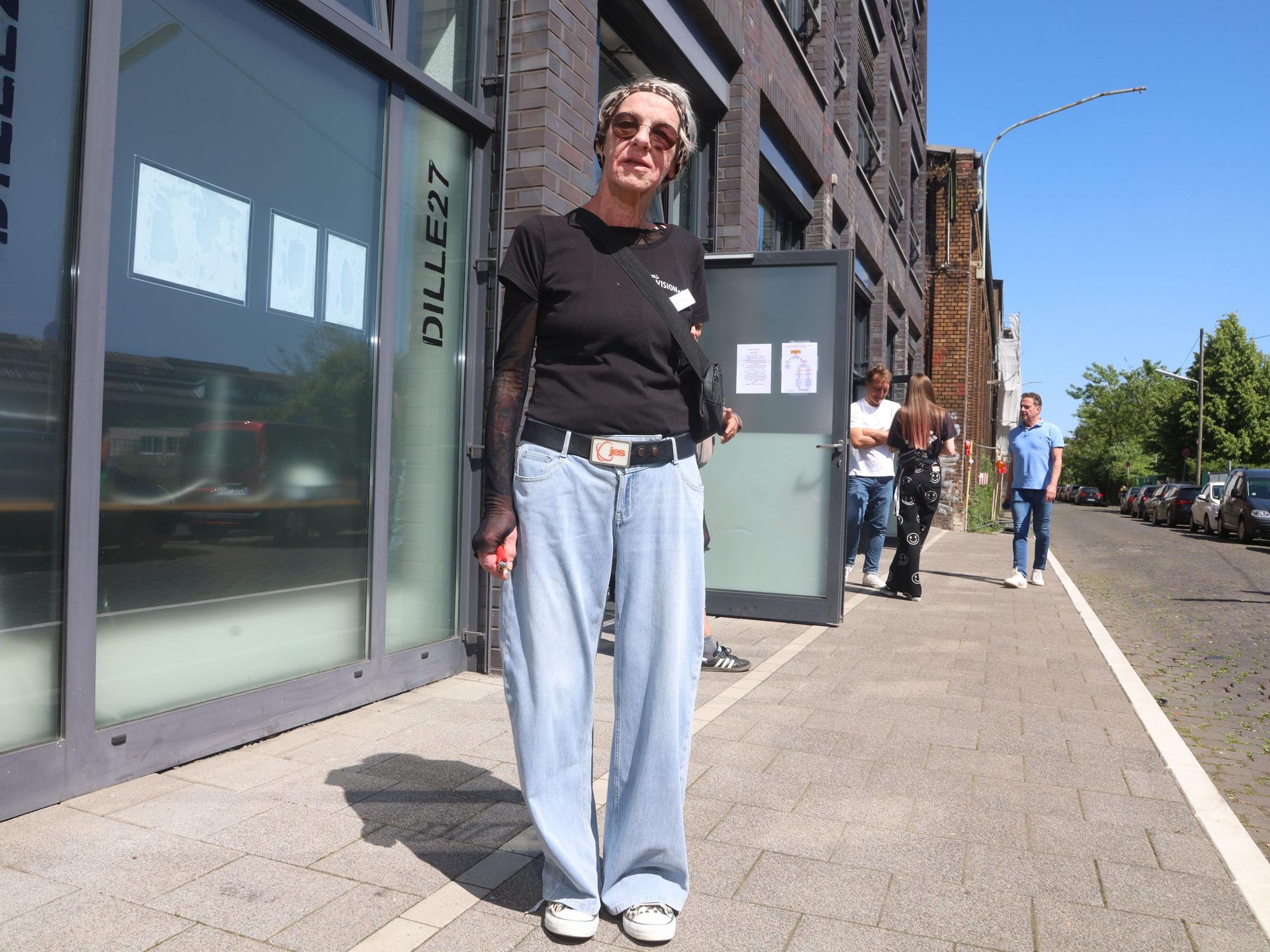Vision-Geschäftsführerin Claudia Schieren steht vor dem neuen Drogenkonsumraum in Köln-Kalk.
