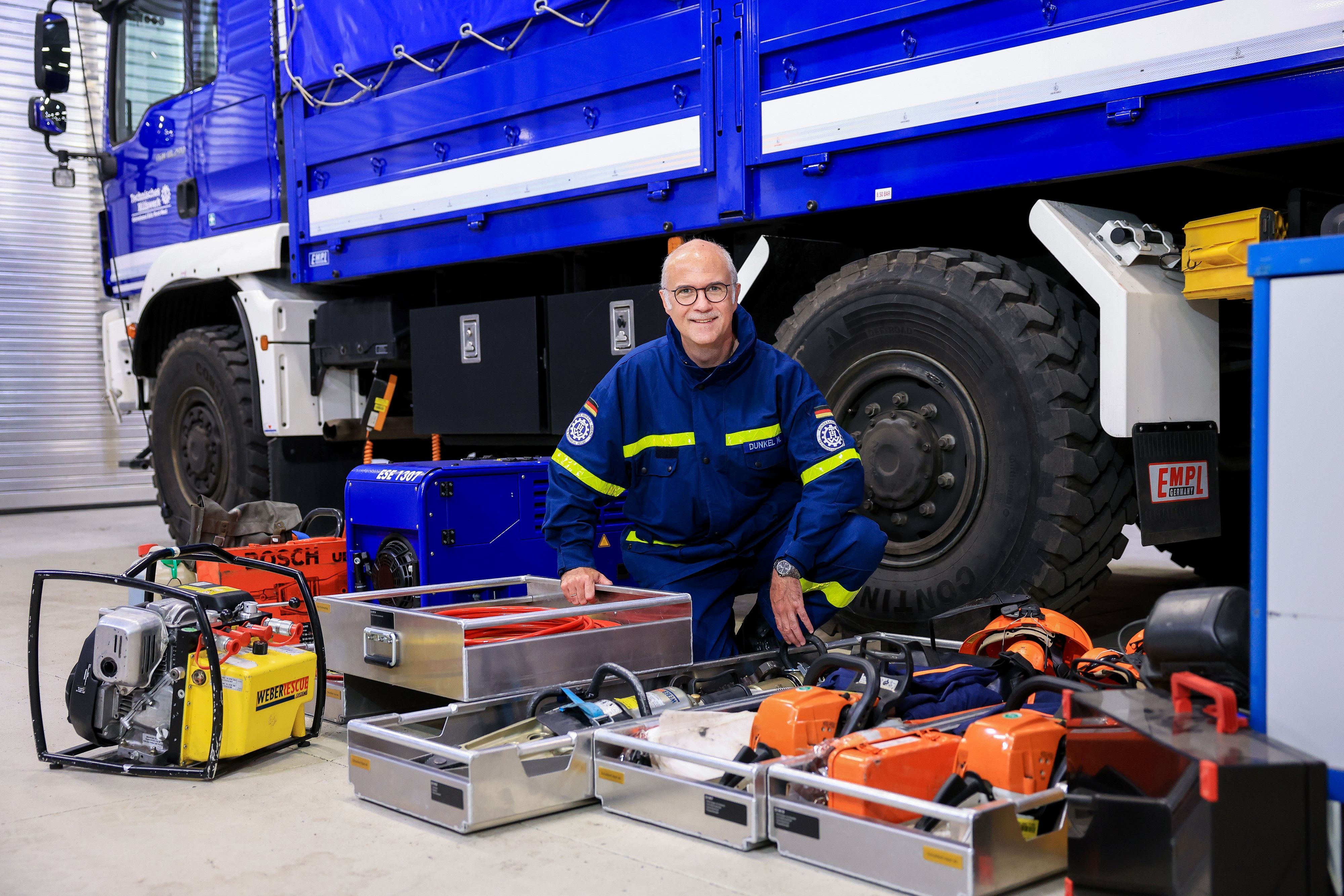 Manfred Dunkel vom THW Köln zeigt Ausrüstungsgegenstände des Technischen Hilfswerks.
