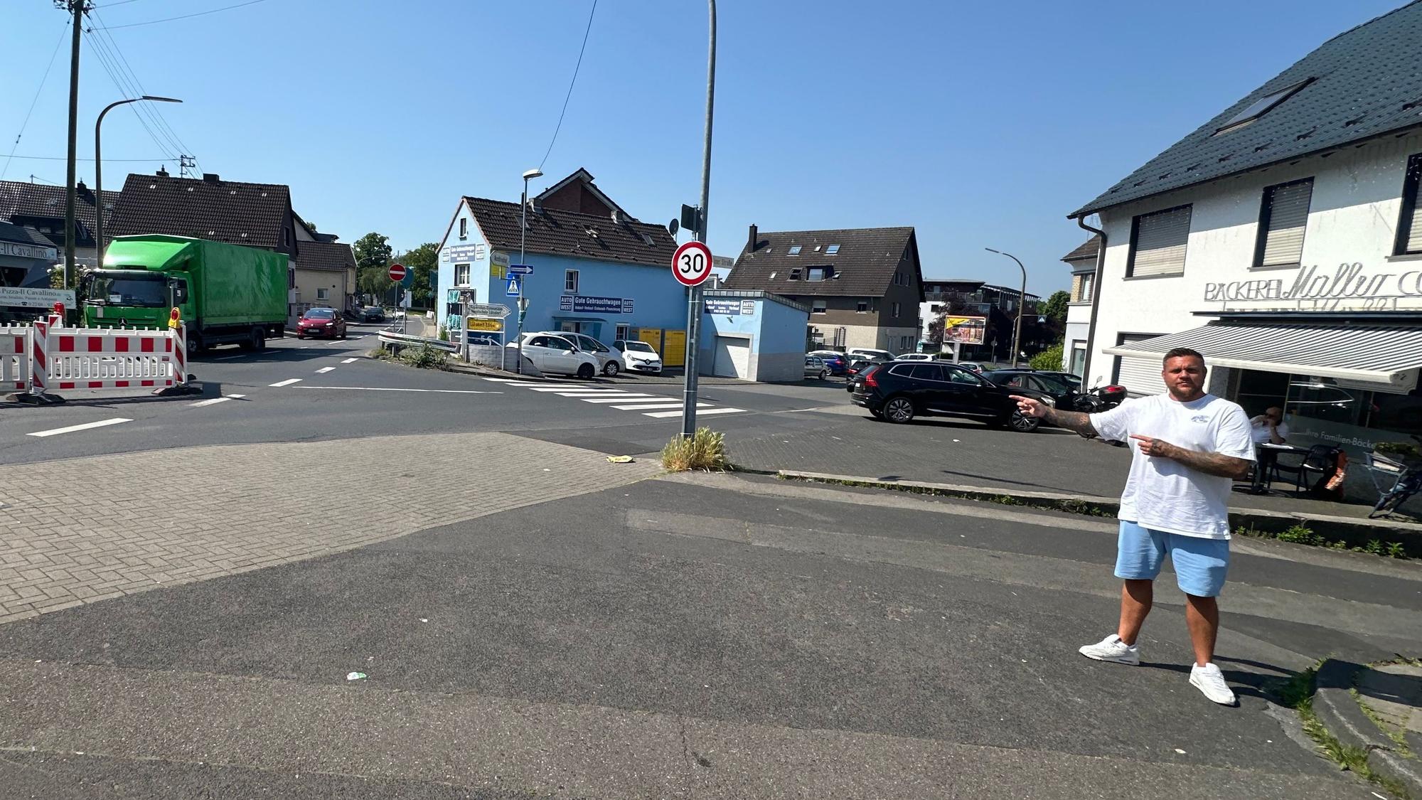 Bäckermeister Jan Müller gehört zu den Kritikern des Verkehrsversuchs in Niederkassel-Ranzel. Er beklagt Umsatzverluste durch ausbleibende Kunden.