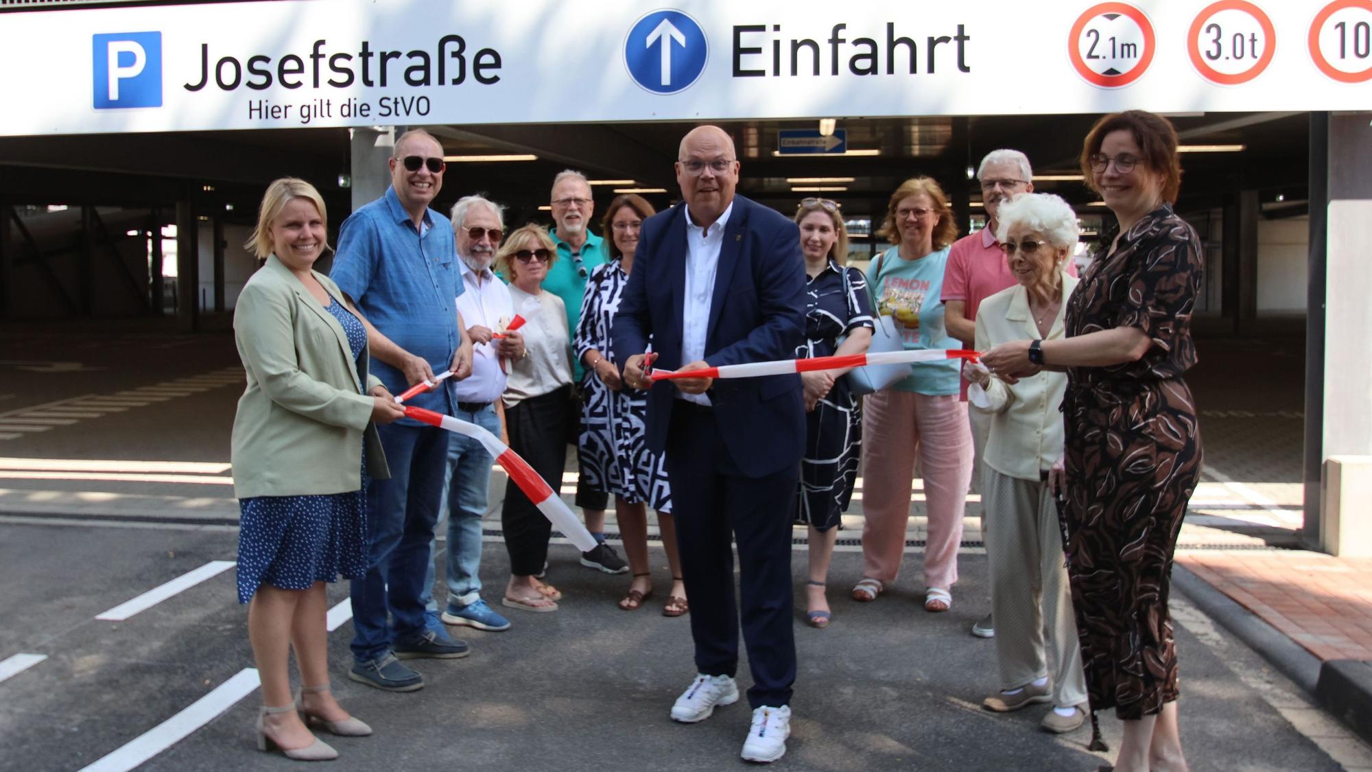 Im kleinen Rahmen gab Bürgermeister Uwe Tietz (M.) das neue Parkhaus an der Alte Straße durch den obligatorischen Scherenschnitt frei.