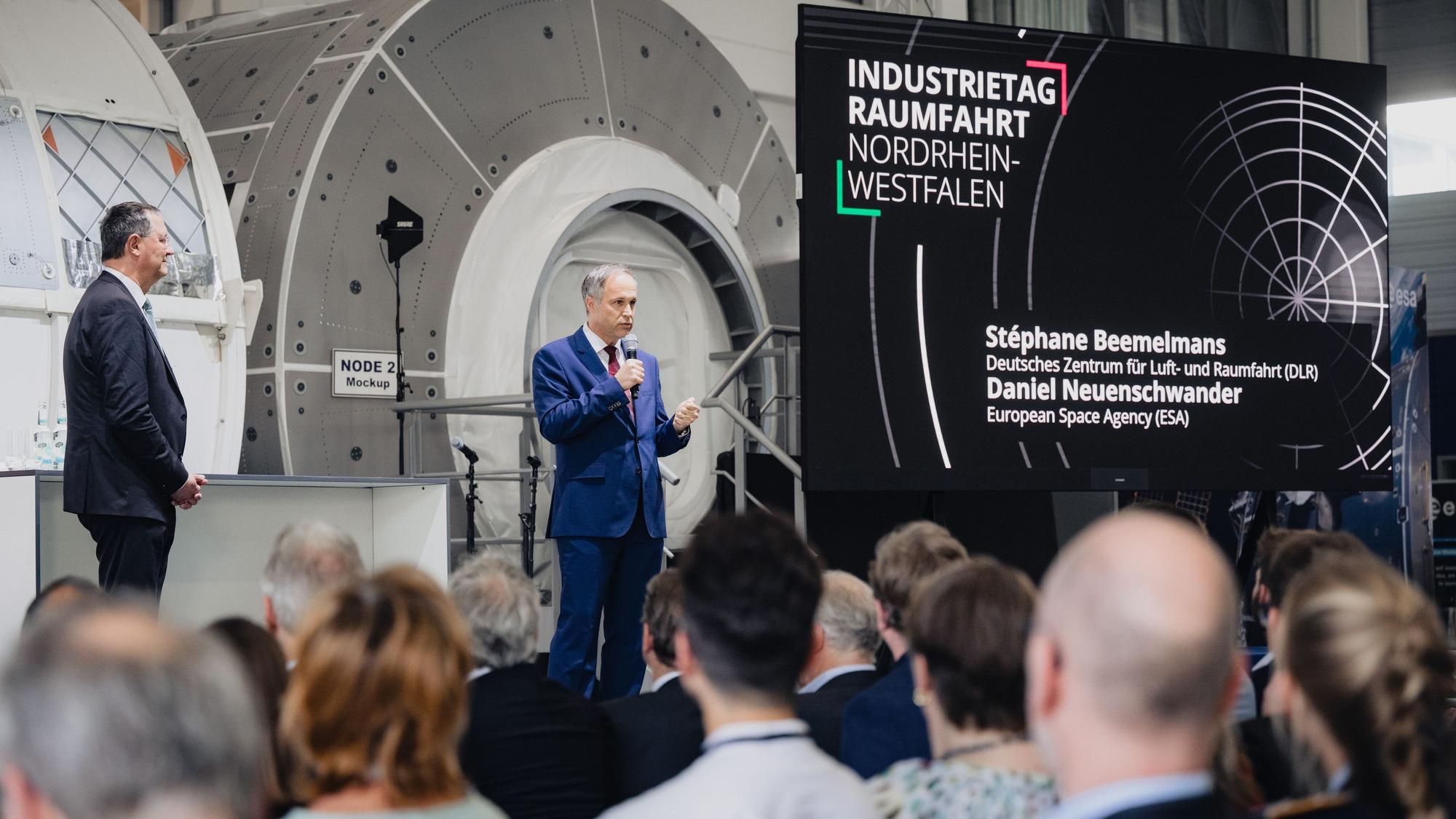 Vertreter aus Industrie, Mittelstand, Forschung und Politik diskutierten über die wirtschaftlichen Potenziale der Raumfahrtindustrie in NRW.