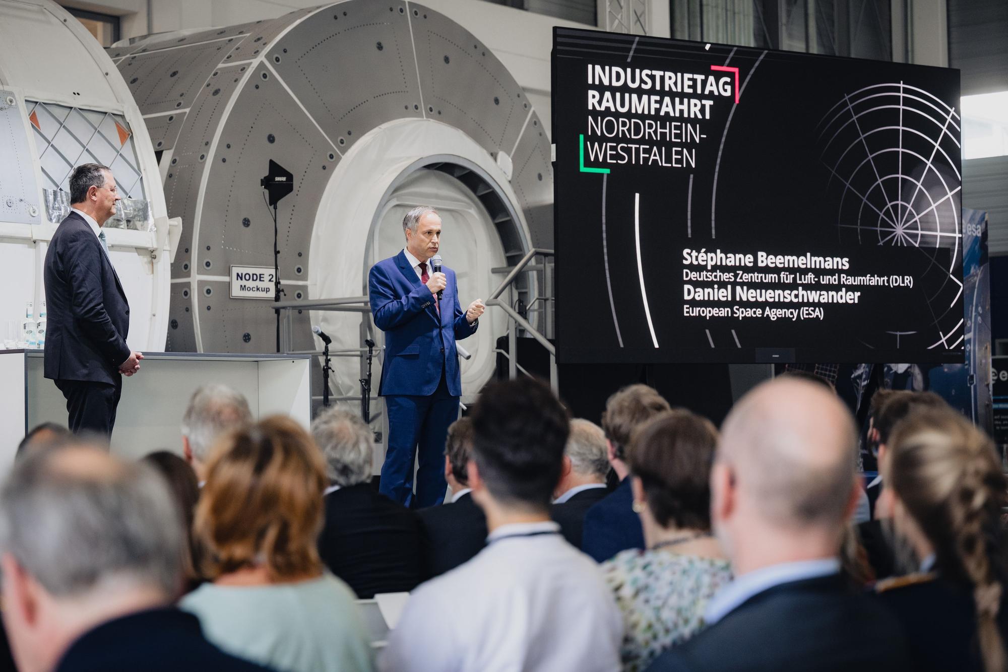 Vertreter aus Industrie, Mittelstand, Forschung und Politik diskutierten über die wirtschaftlichen Potenziale der Raumfahrtindustrie in NRW.