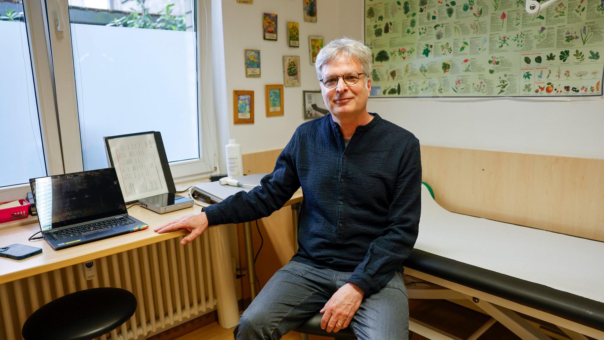 Hauke Bertling, Stadtarzt und Leiter des Mobilen Medizinischen Dienstes der Stadt Köln, in einem Ambulanzzimmer im Café Victoria.