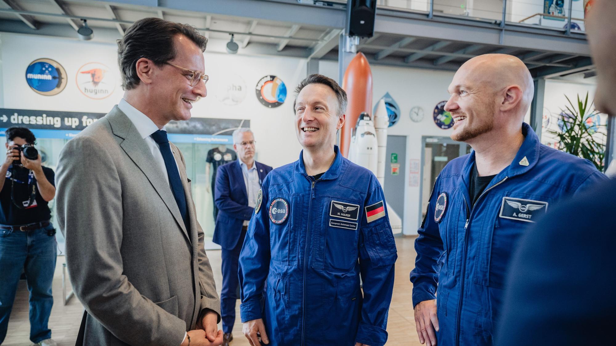 Beim Industrietag Raumfahrt im DLR in Köln waren unter anderem Ministerpräsident Hendrik Wüst und die Astronauten Matthias Maurer und Alexander Gerst zu Gast.