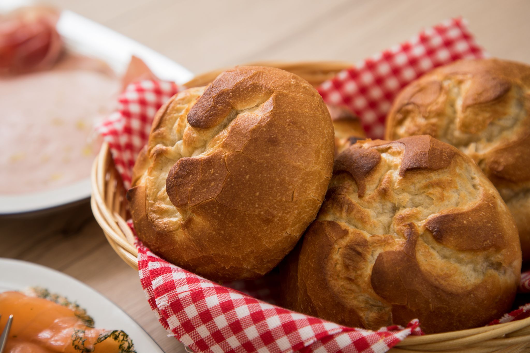 Aufbackbrötchen liegen in einem Brotkorb