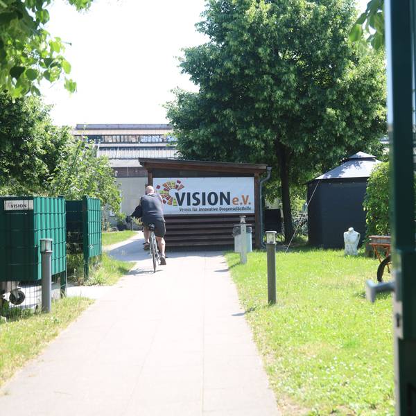 Auf dem Gelände des Vereins Vision an der Neuerburgstraße steht ein schwarzes Zelt.