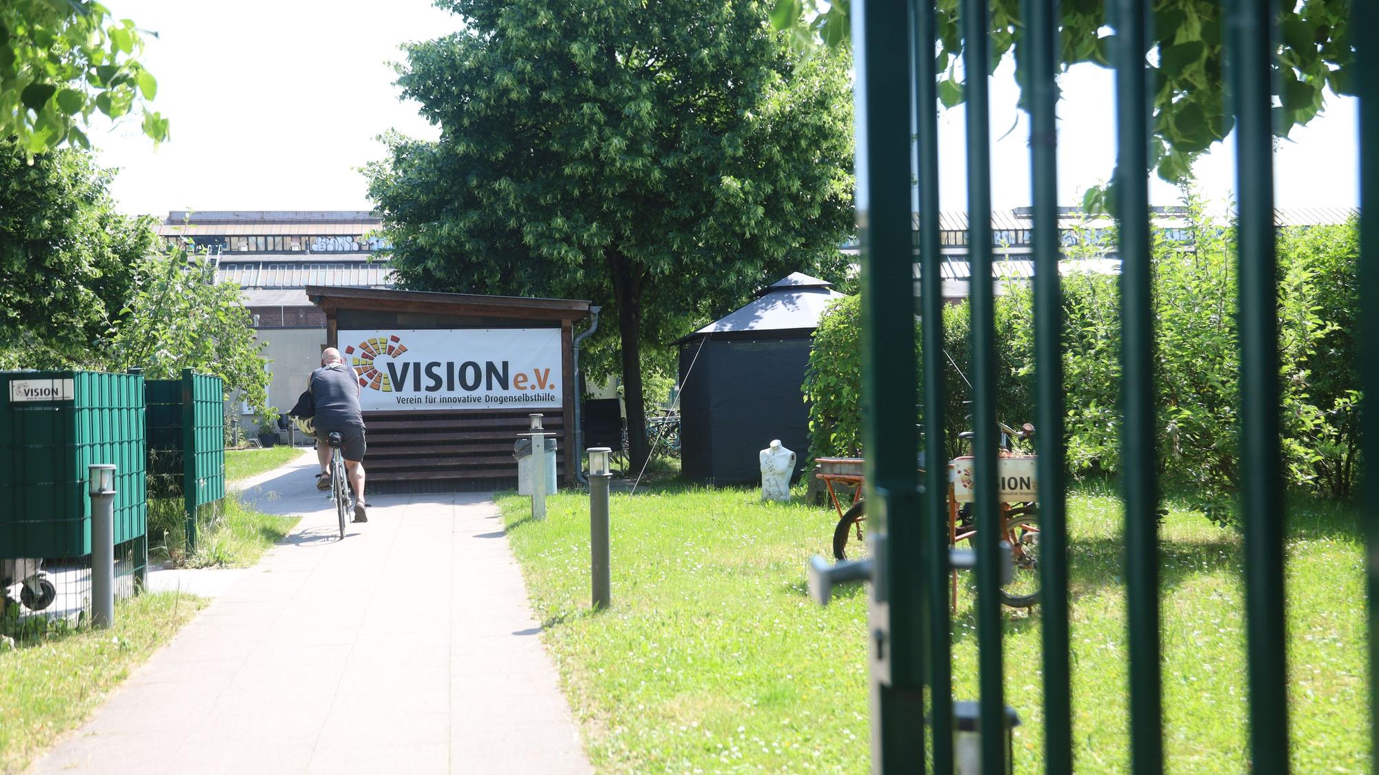 Beim Verein für innovative Drogenselbsthilfe in Kalk gibt es ein Zelt, in dem suchtkranke Menschen möglicherweise Drogen austauschen können. Das Projekt ist umstritten.
