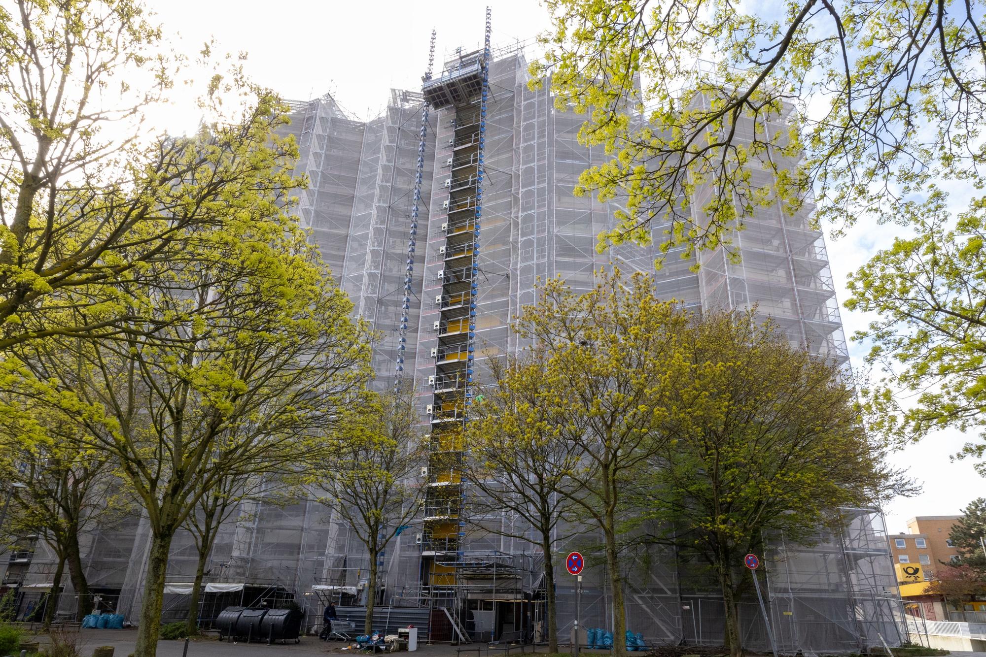 Eingezäunt ragen die drei Häuser direkt am Stadtteilzentrum in den Himmel. Wie lange das Gerüst ihnen schon die Sicht in den Kölner Norden nimmt, können viele Bewohner nicht mehr sagen.