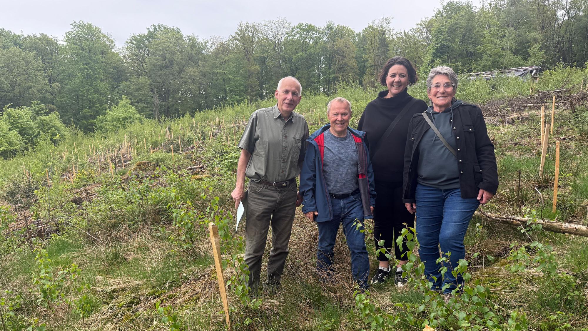 Kay Wöning (Vorsitzender ZebiO), Waldbesitzer Franz Esser, ZebiO-Projektmanagerin Nasrin Degenring und Spenderin Martina Becker auf dem 1,2 Hektar großen Waldstück von Franz Esser zwischen Schwenke und Egen.