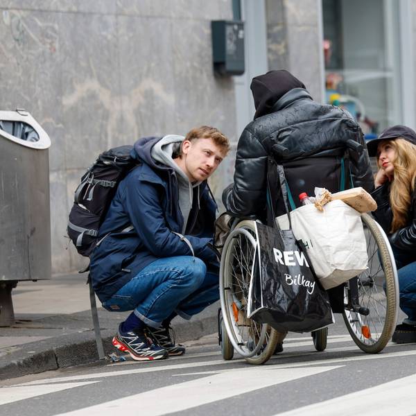 Mirko Sievers (l.) und Luca Neumann kümmern sich um einen suchtkranken Patienten in der Kölner Innenstadt.