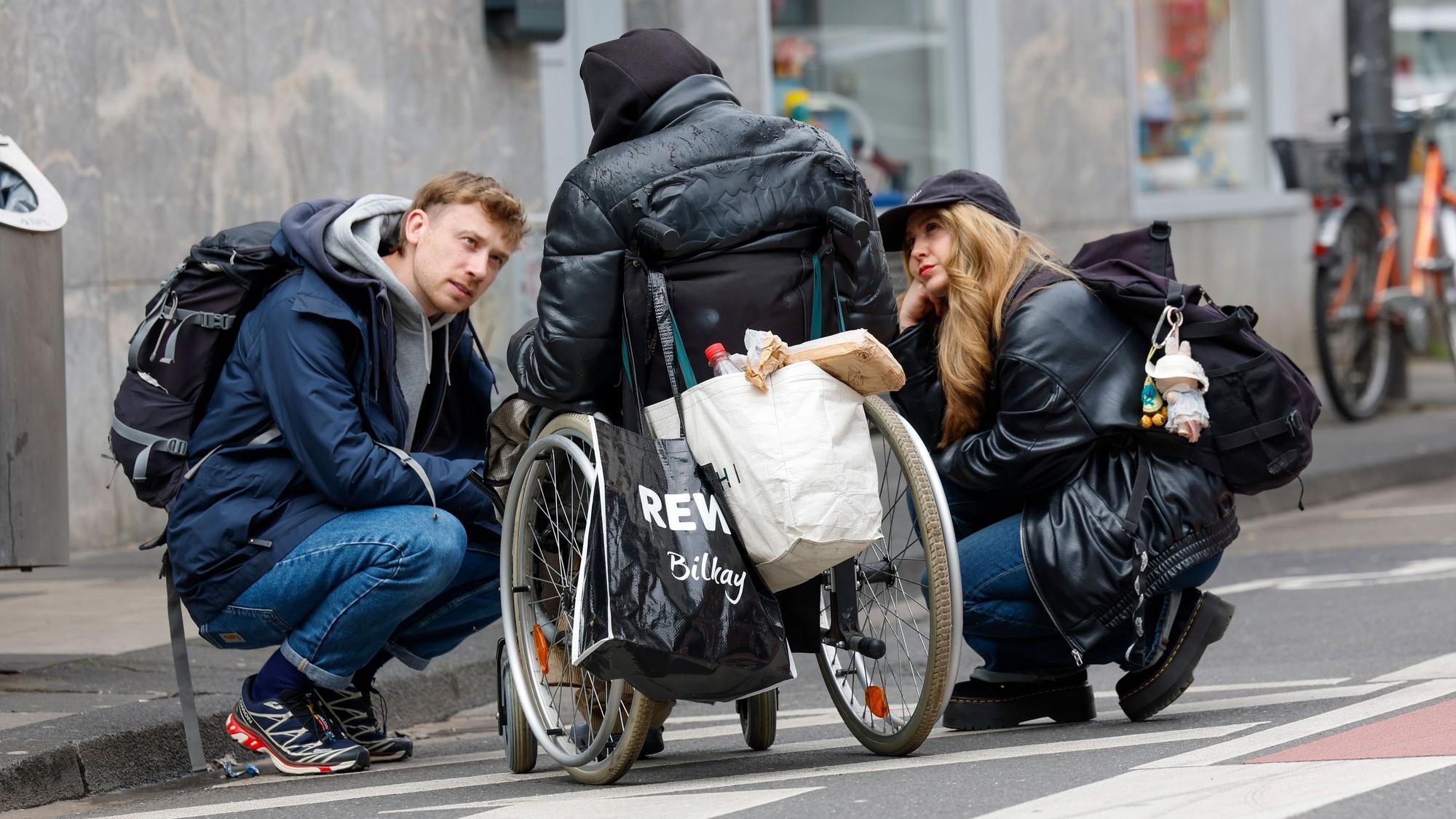 Mirko Sievers (l.) und Luca Neumann kümmern sich um einen suchtkranken Patienten in der Kölner Innenstadt.
