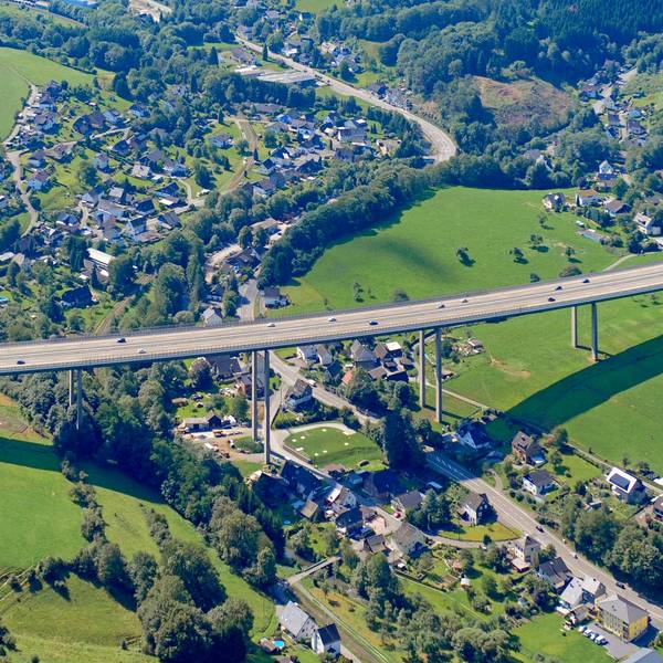 Ein Luftbild der Wiehltalbrücke über Weiershagen