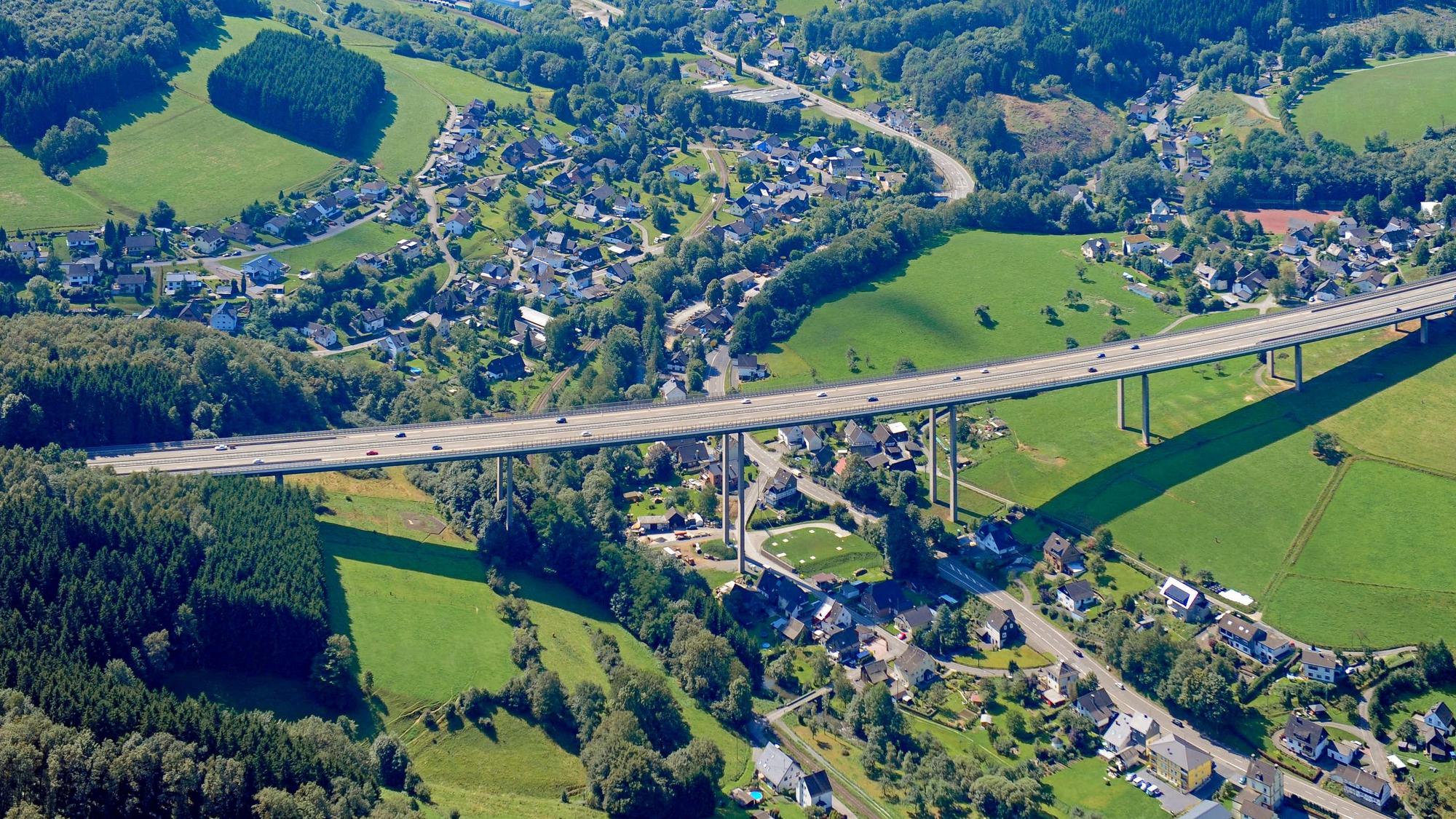 Ein Luftbild der Wiehltalbrücke über Weiershagen