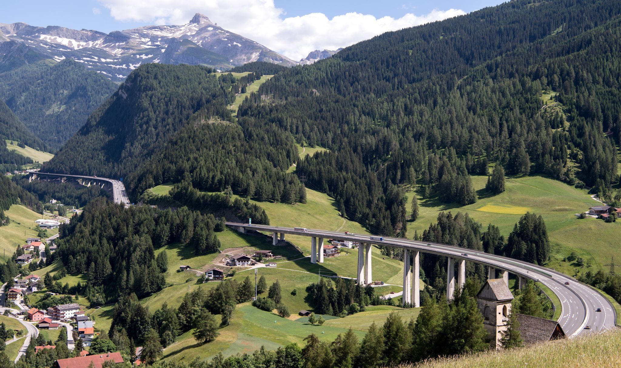Autos und LKW fahren über den Brenner (Autobahn A13)