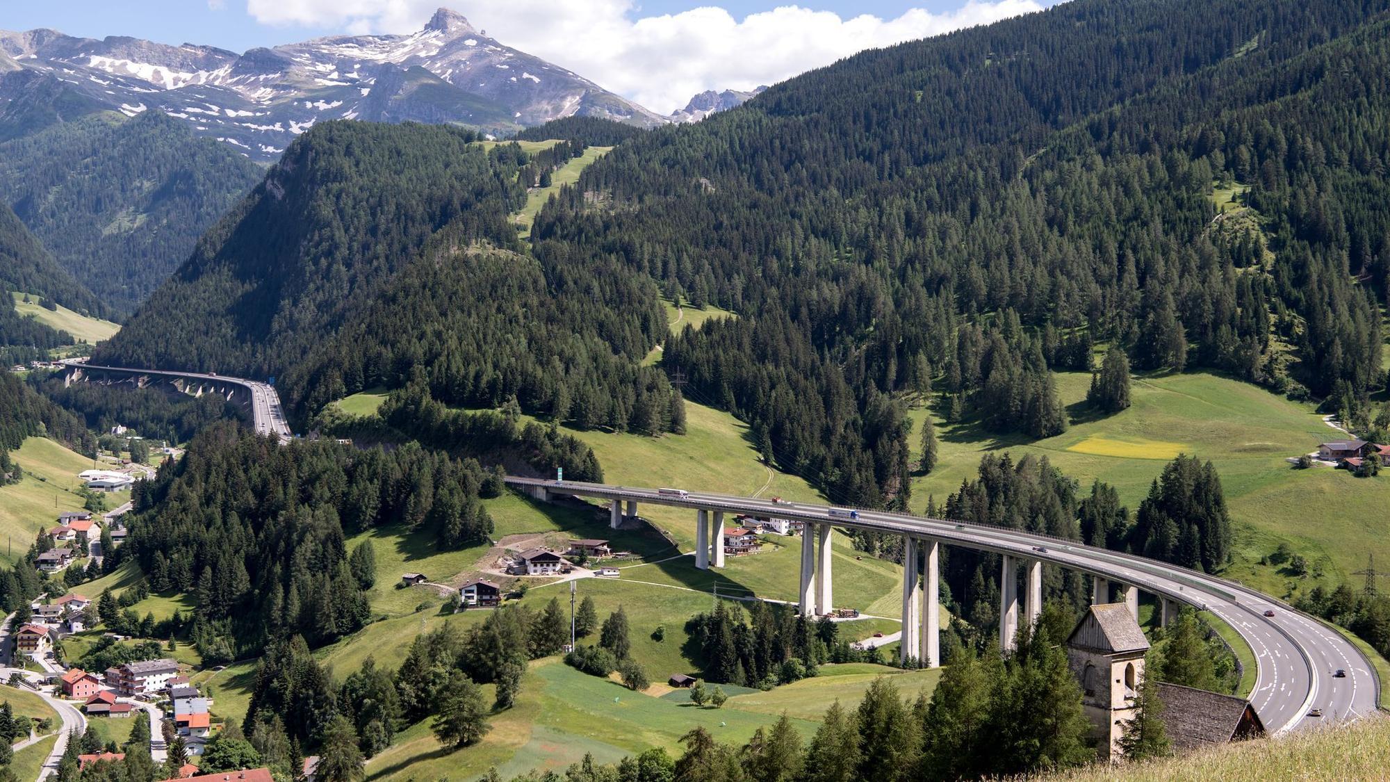 Autos und LKW fahren über den Brenner (Autobahn A13)