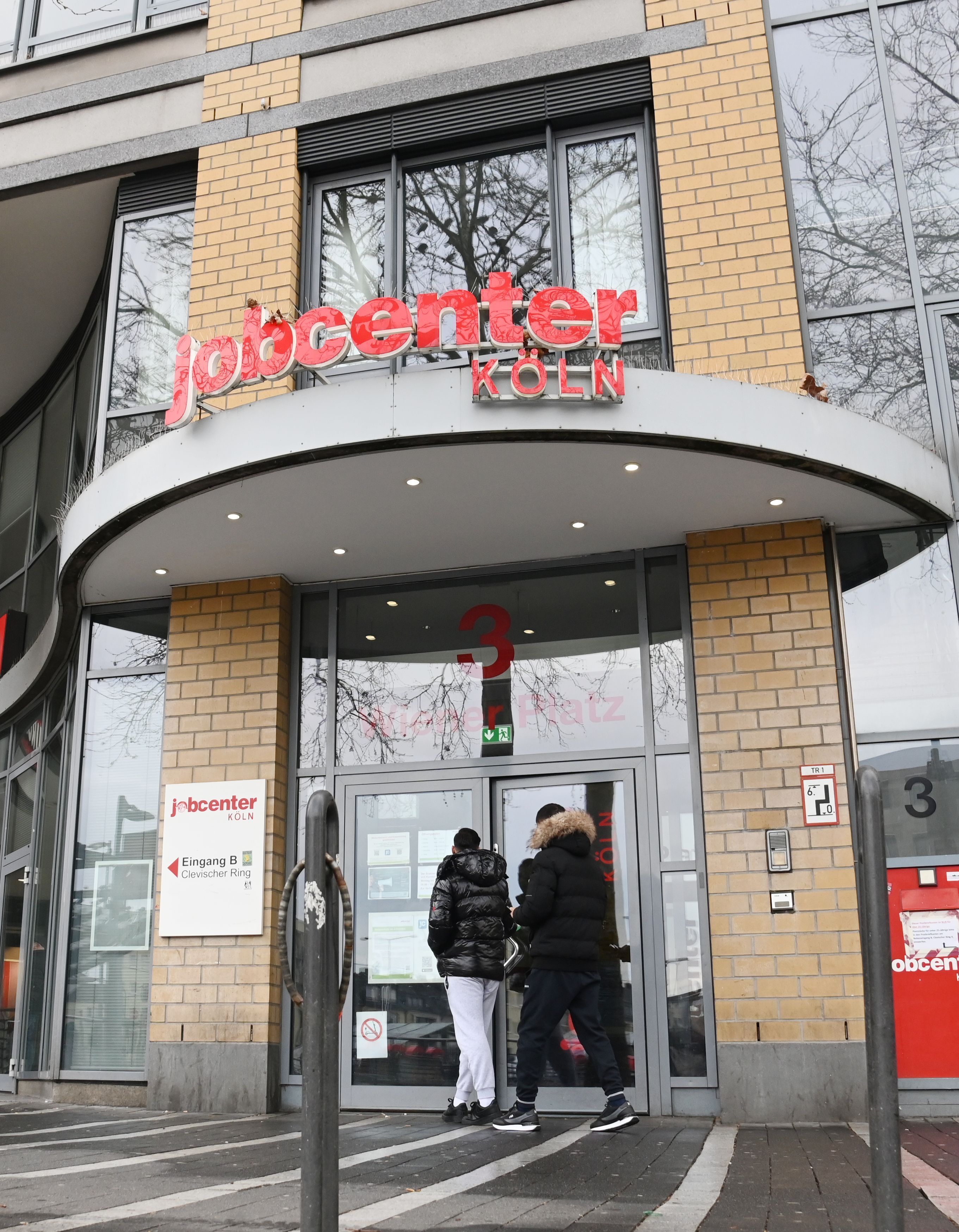 Eingang des Jobcenters Köln am Wiener Platz. Foto: Alexander Schwaiger