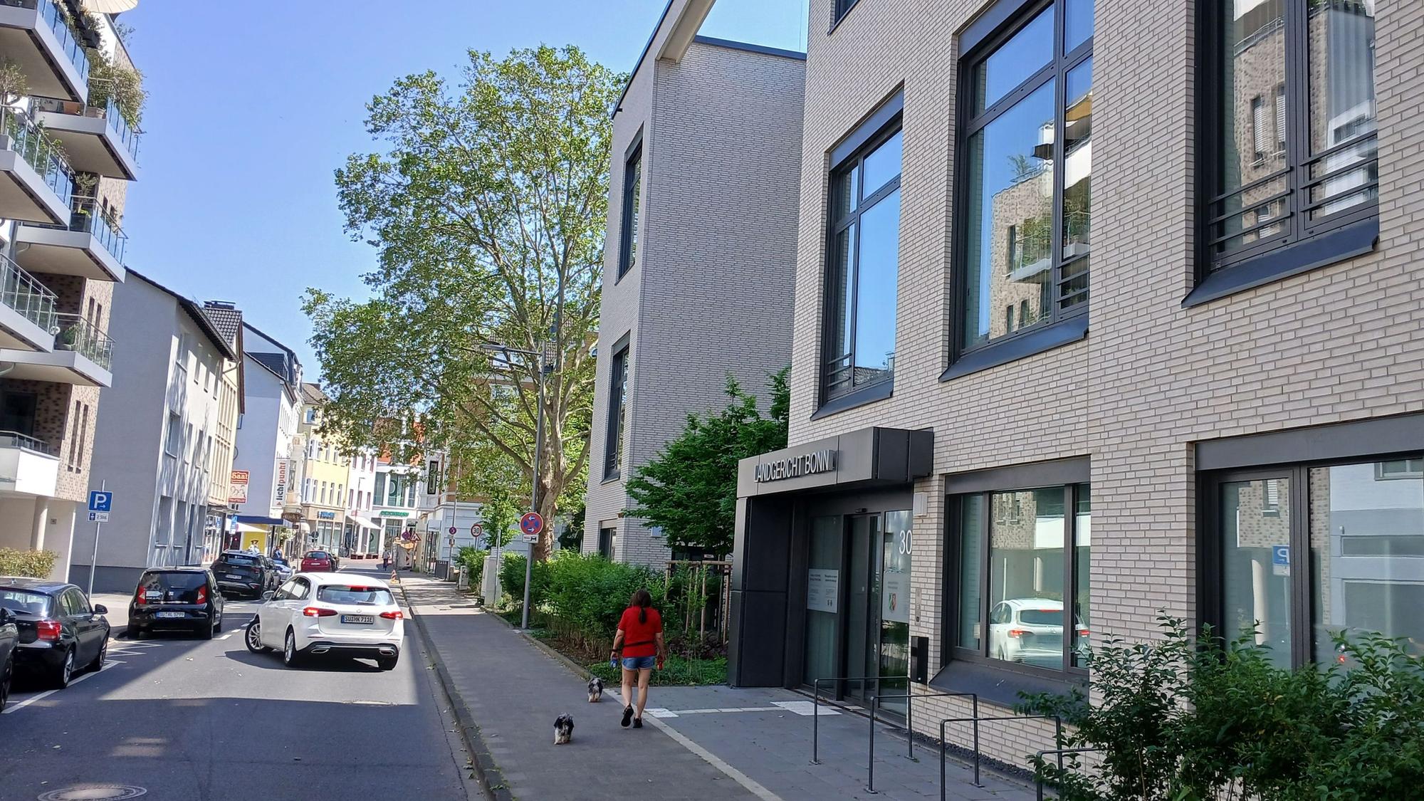 Für die Cum-Ex-Prozesse baute das Landgericht Bonn ein Prozessgebäude in Siegburg, von links: Simon Skibitzki(SPD), Norbert Walter-Borjans, NRW- Finanzminister a.D., und Christoph Trautvetter, Netzwerk Steuergerechtigkeit