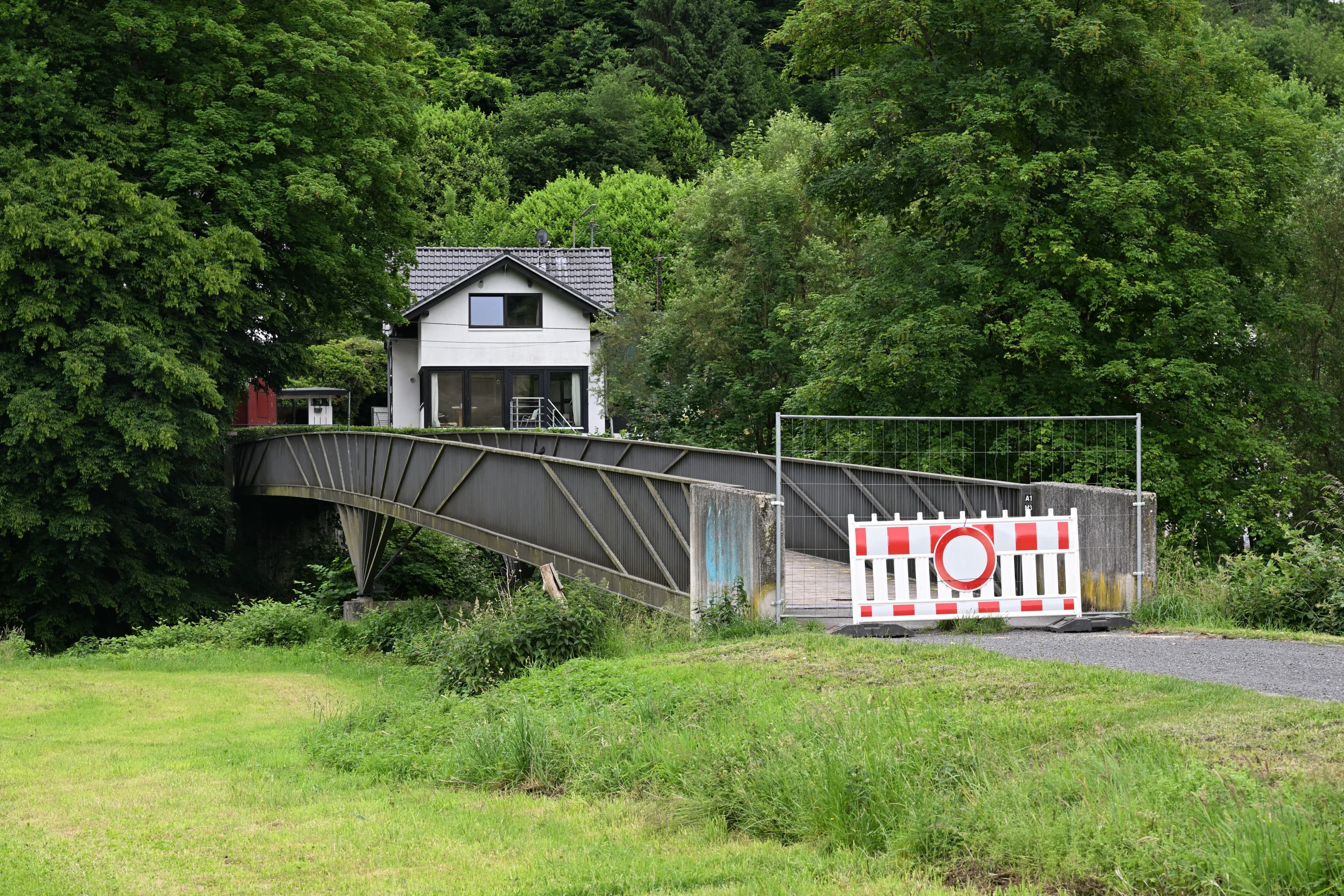 Fußgängerbrücke am Gut Eichtal ist mit einem Zaun abgesperrt.