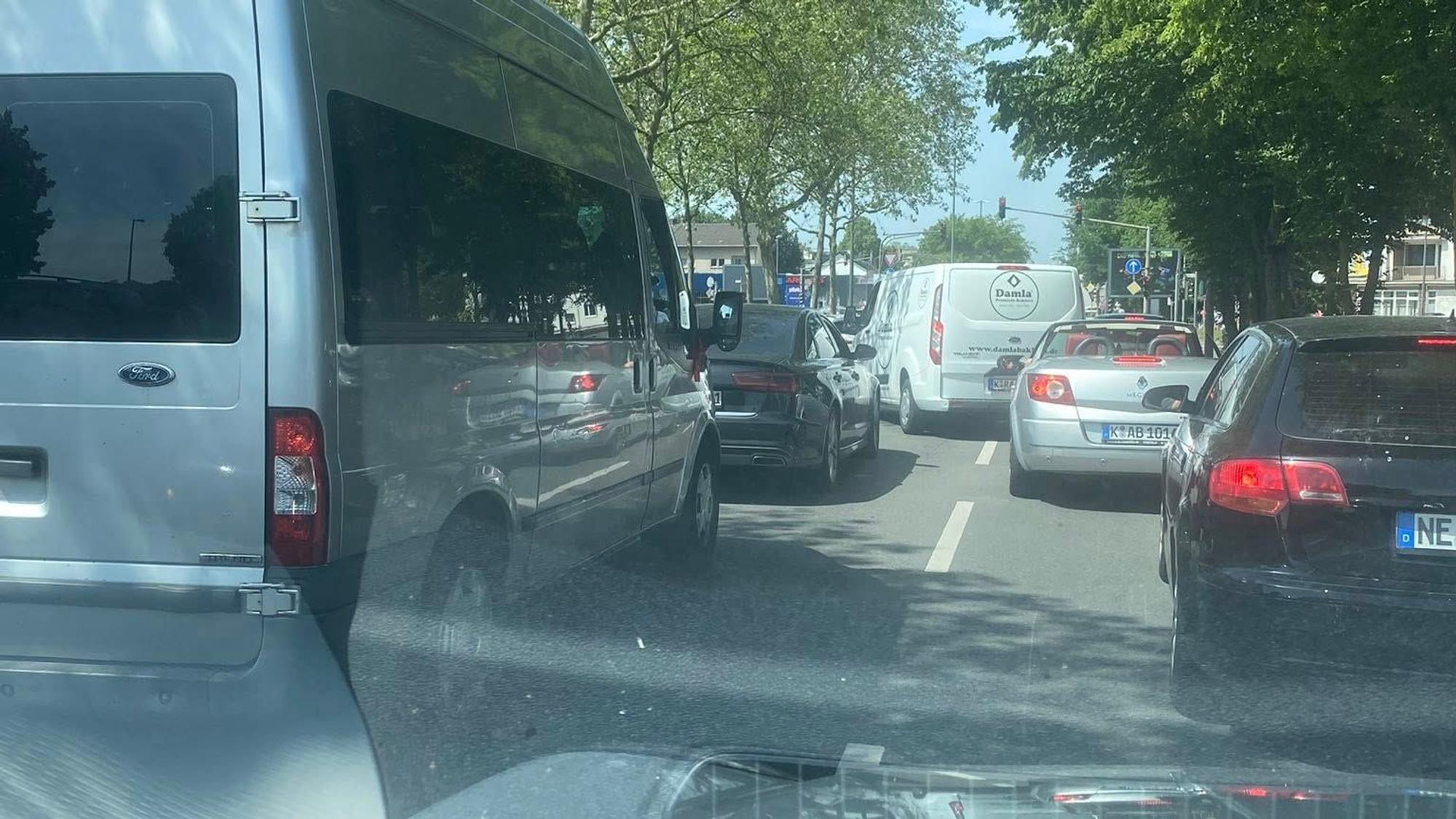 Auf Facebook machte Erry Stoklosa seiner Wut über die Parksituation am Höhenberg Park Luft.