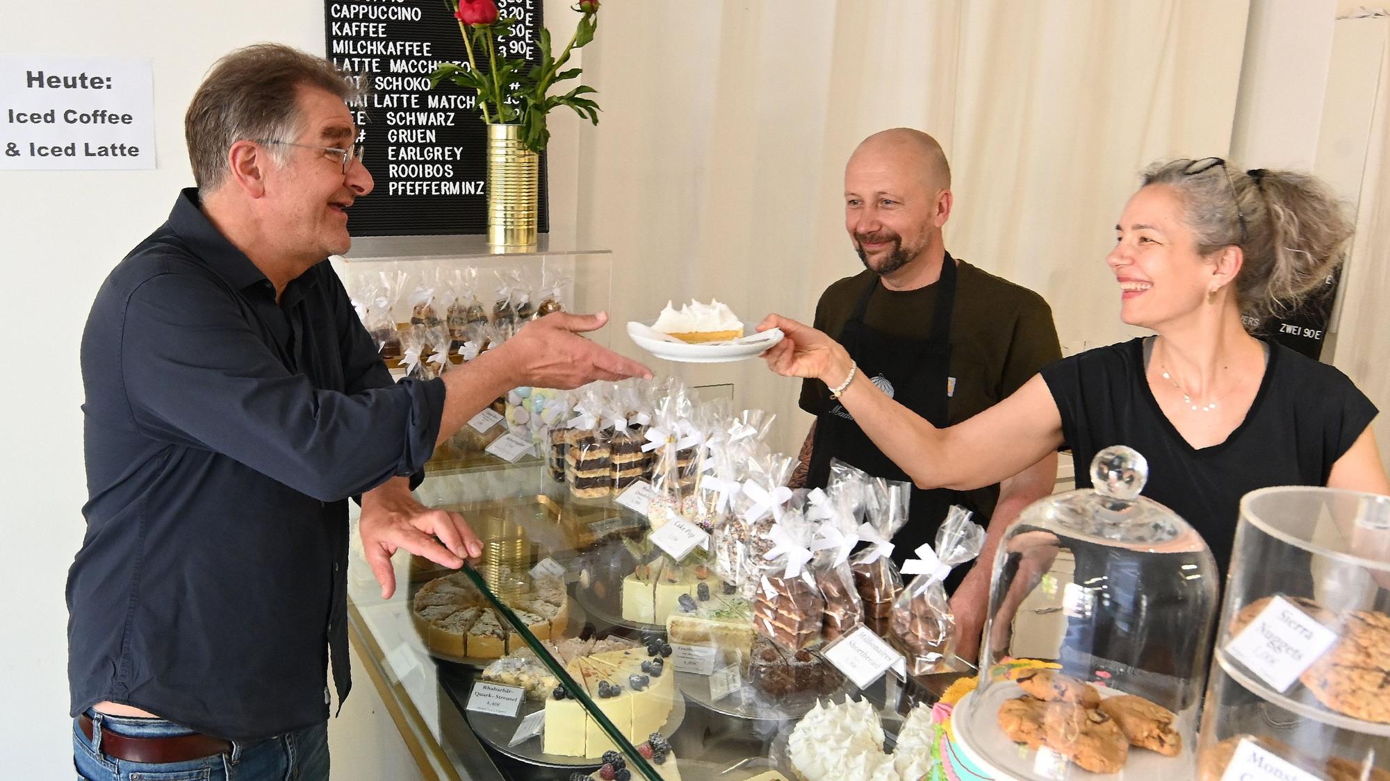 22.05.2026 Köln. Veedelsspaziergang durch Holweide mit dem Philosophie-Journalisten Jürgen Wiebicke im Rahmen der Serie „Mein Veedel“. Im Café mit Anne Schultes und Peter Schmitz. Foto: Alexander Schwaiger