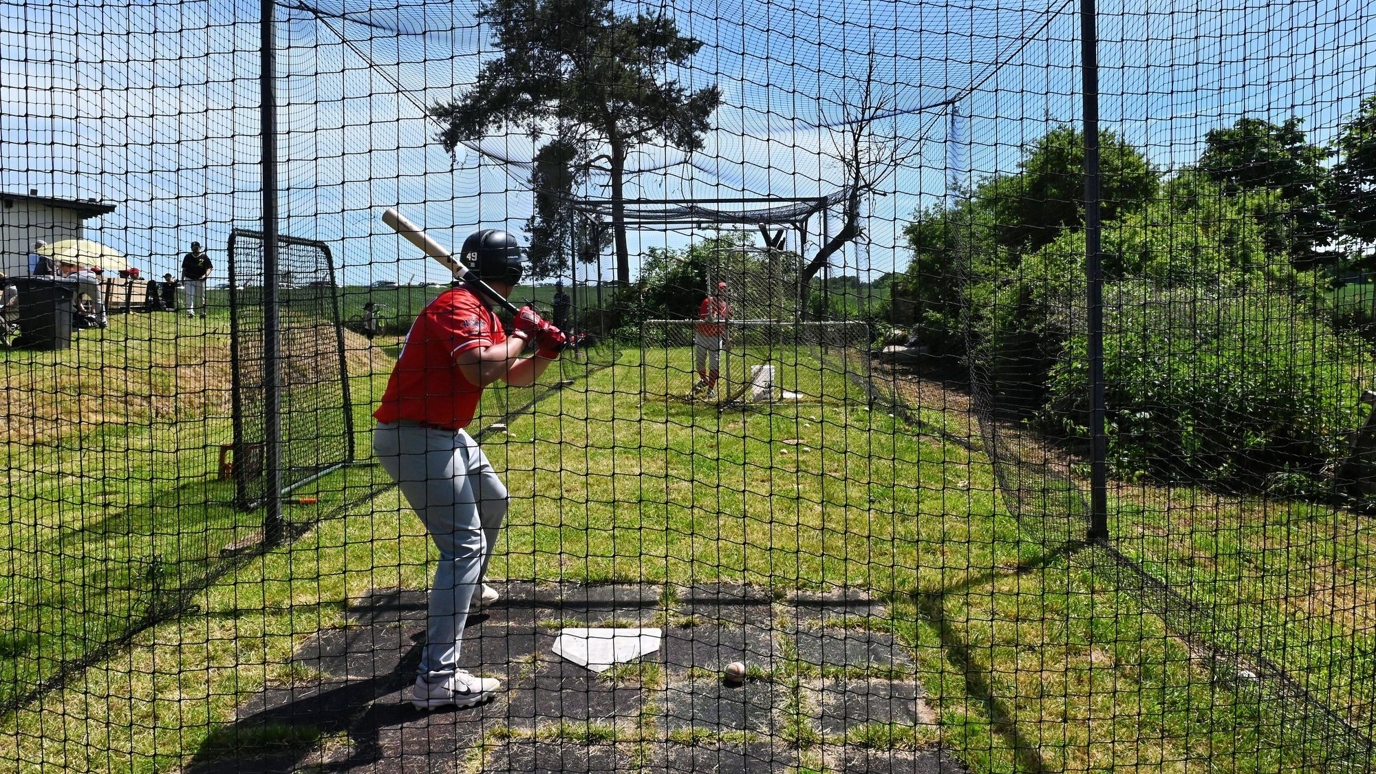 In einem mit Fangnetzen ausgestatteten Bereich kann Baseball ausprobiert werden.
