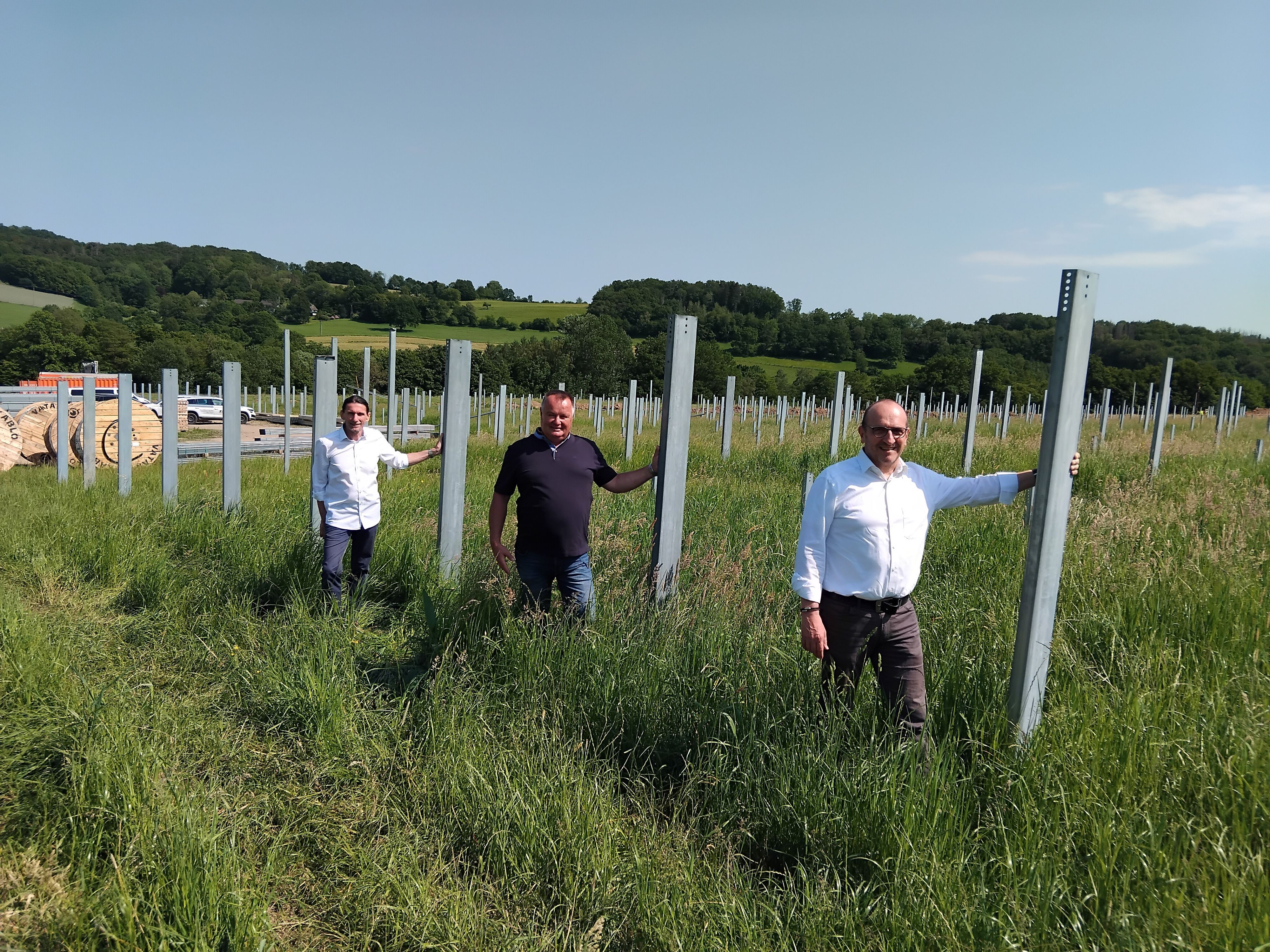Auf den knapp 9000 Pfählen liegen die Solarmodule, drunter sollen Schafe weiden, erklärten (v.l.) Bauleiter Christian Holz, Landwirt Stefan Frings und Dietmar Hansen, Vorstand der Bürgerenergie Rhein-Sieg.