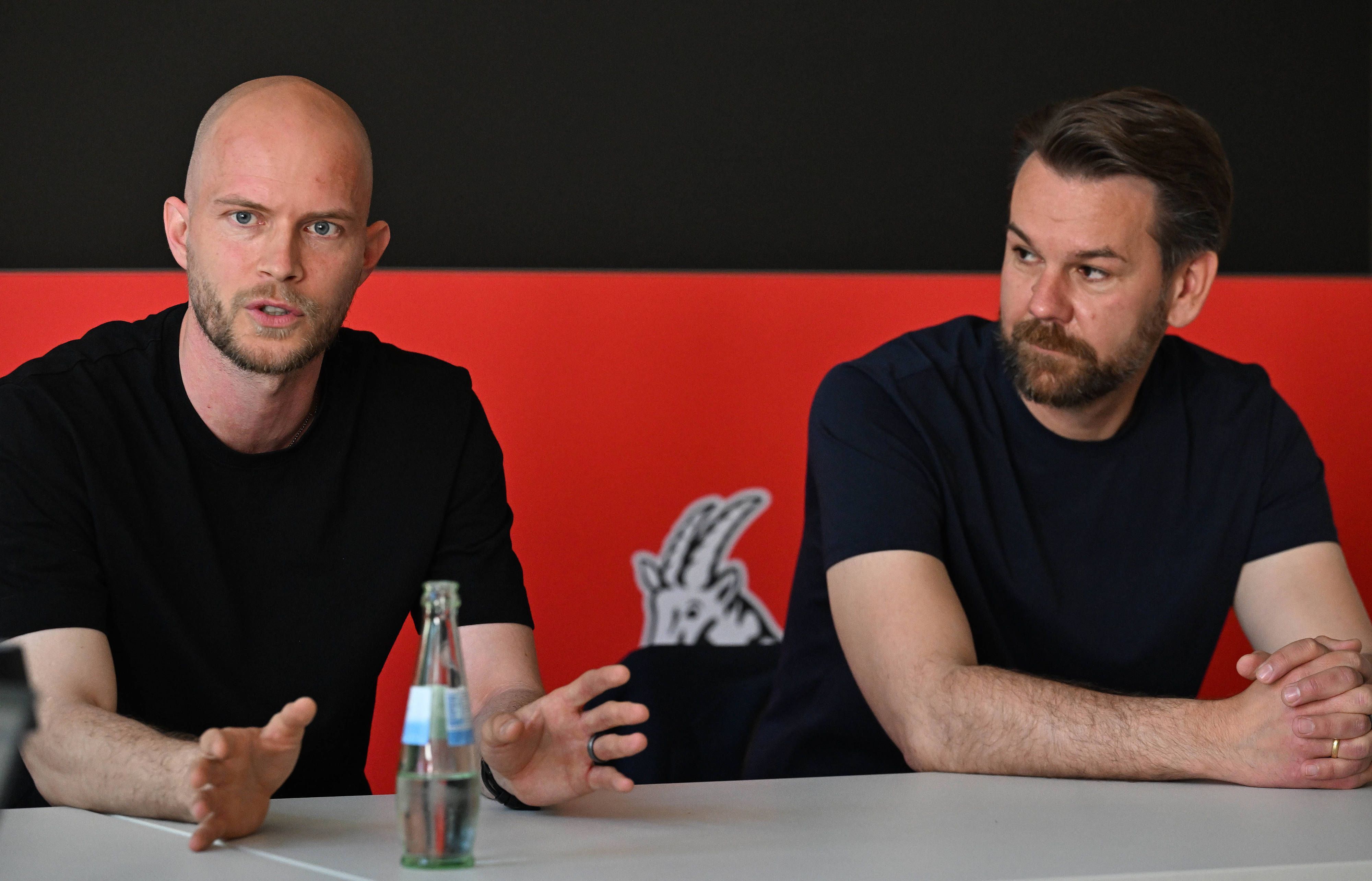 Trainer Rene Wagner und Geschäftsführer Thomas Kessler beim Gespräch mit Medienvertretern