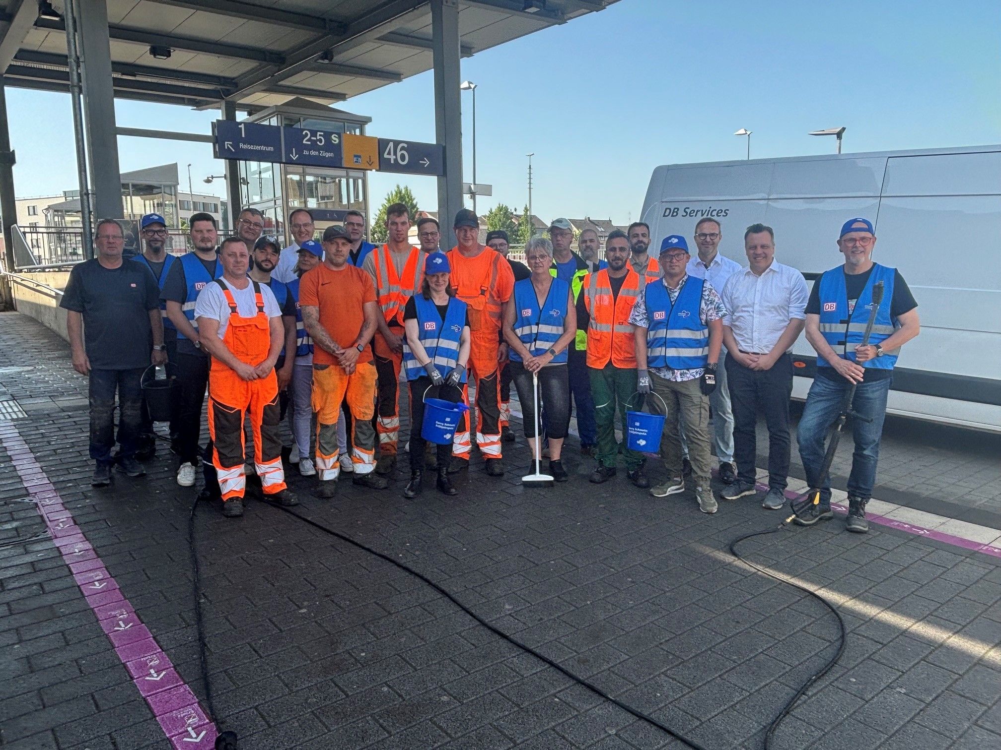 Gruppenfoto mit allen Helfern der Reinigungsaktion am Euskirchener Bahnhof.