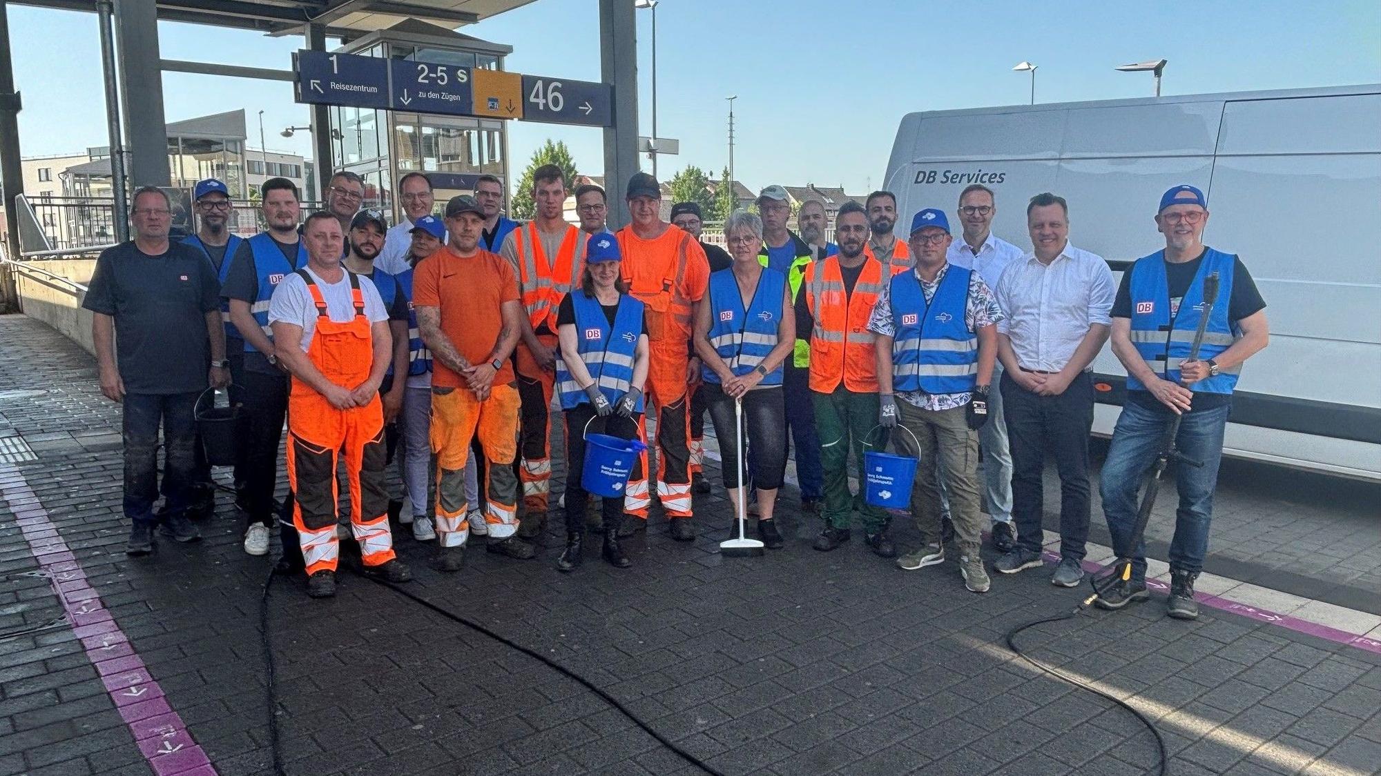 Gruppenfoto mit allen Helfern der Reinigungsaktion am Euskirchener Bahnhof.