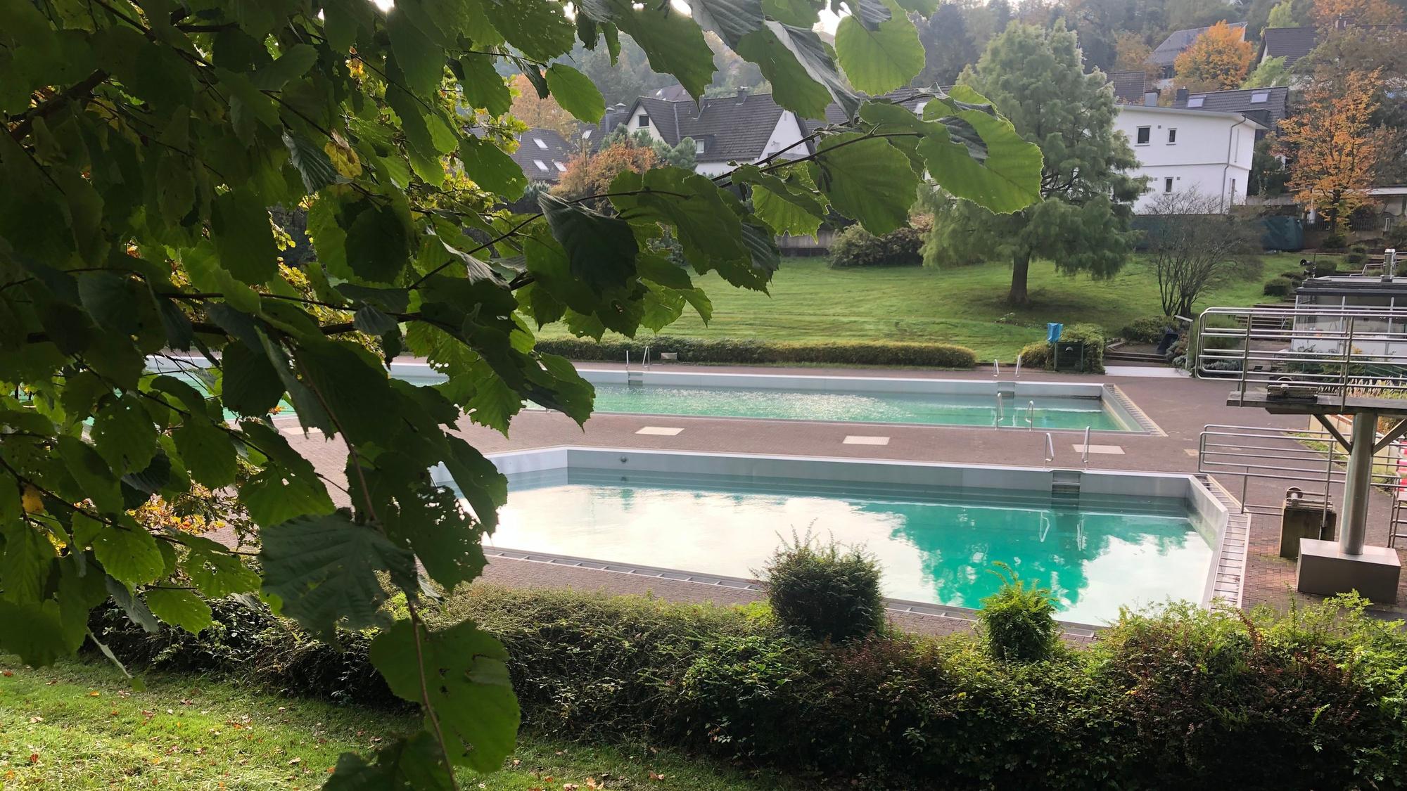 Zu sehen sind zwei Schwimmbecken eines Freibads.