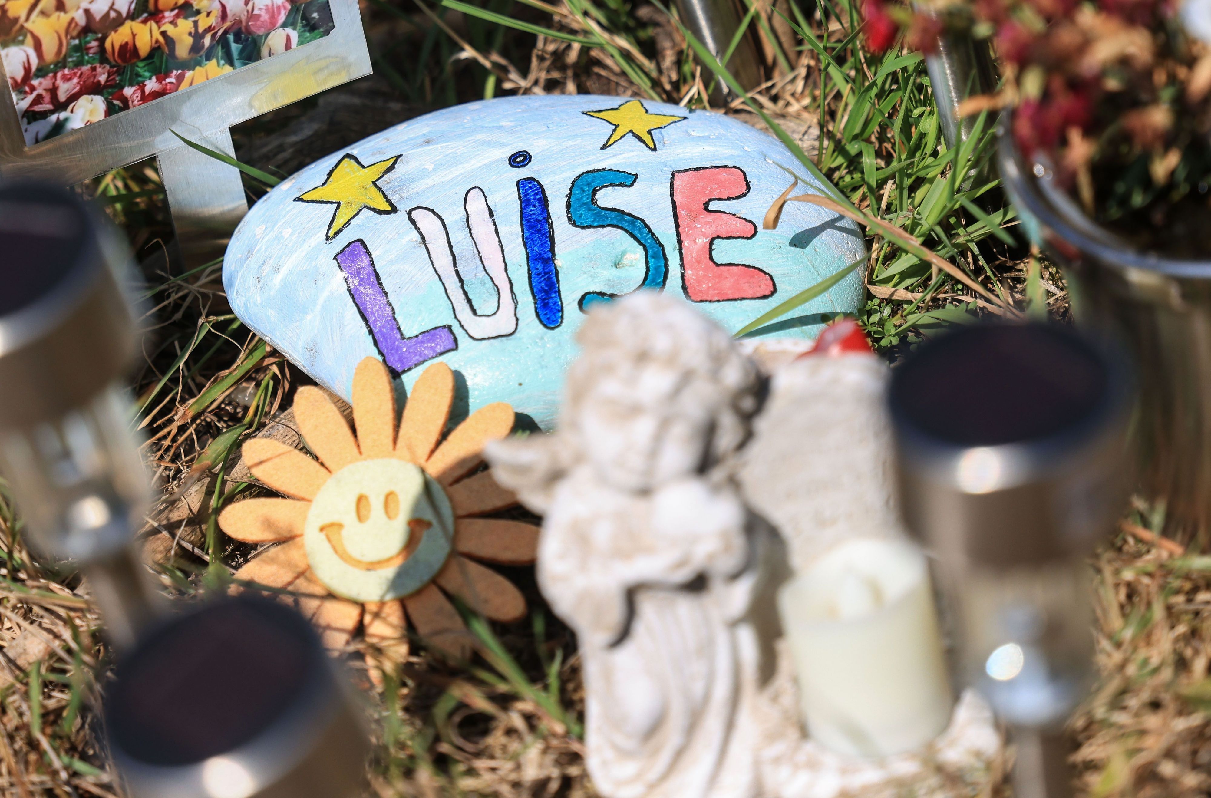 Ein Stein mit dem aufgemaltem Namen „Luise“ liegt am Waldrand an der Stelle, an der das Mädchen Luise tot gefunden wurde. Zwei Mädchen, selbst erst 12 und 13 Jahre alt, haben die Tat gestanden. (Archivbild)