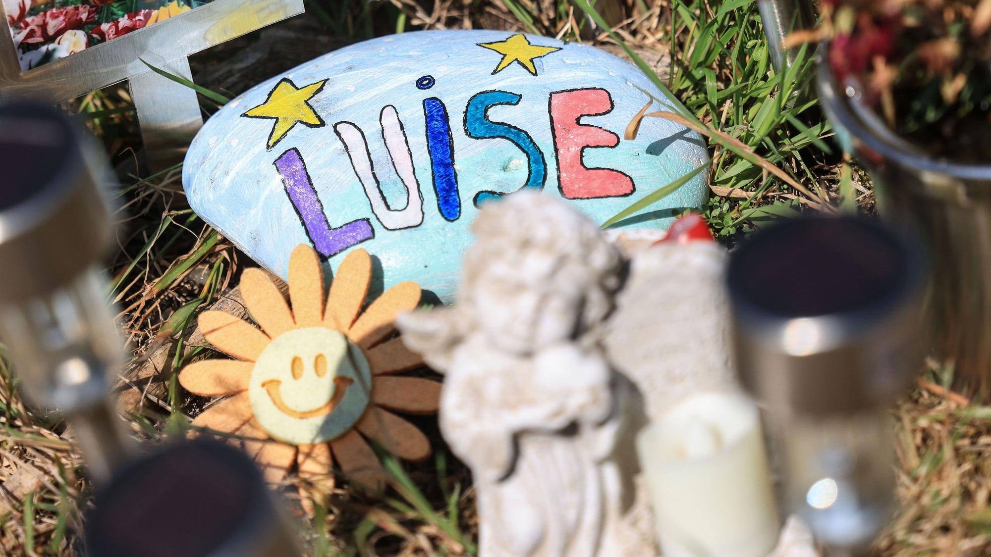 Ein Stein mit dem aufgemaltem Namen „Luise“ liegt am Waldrand an der Stelle, an der das Mädchen Luise tot gefunden wurde. Zwei Mädchen, selbst erst 12 und 13 Jahre alt, haben die Tat gestanden. (Archivbild)