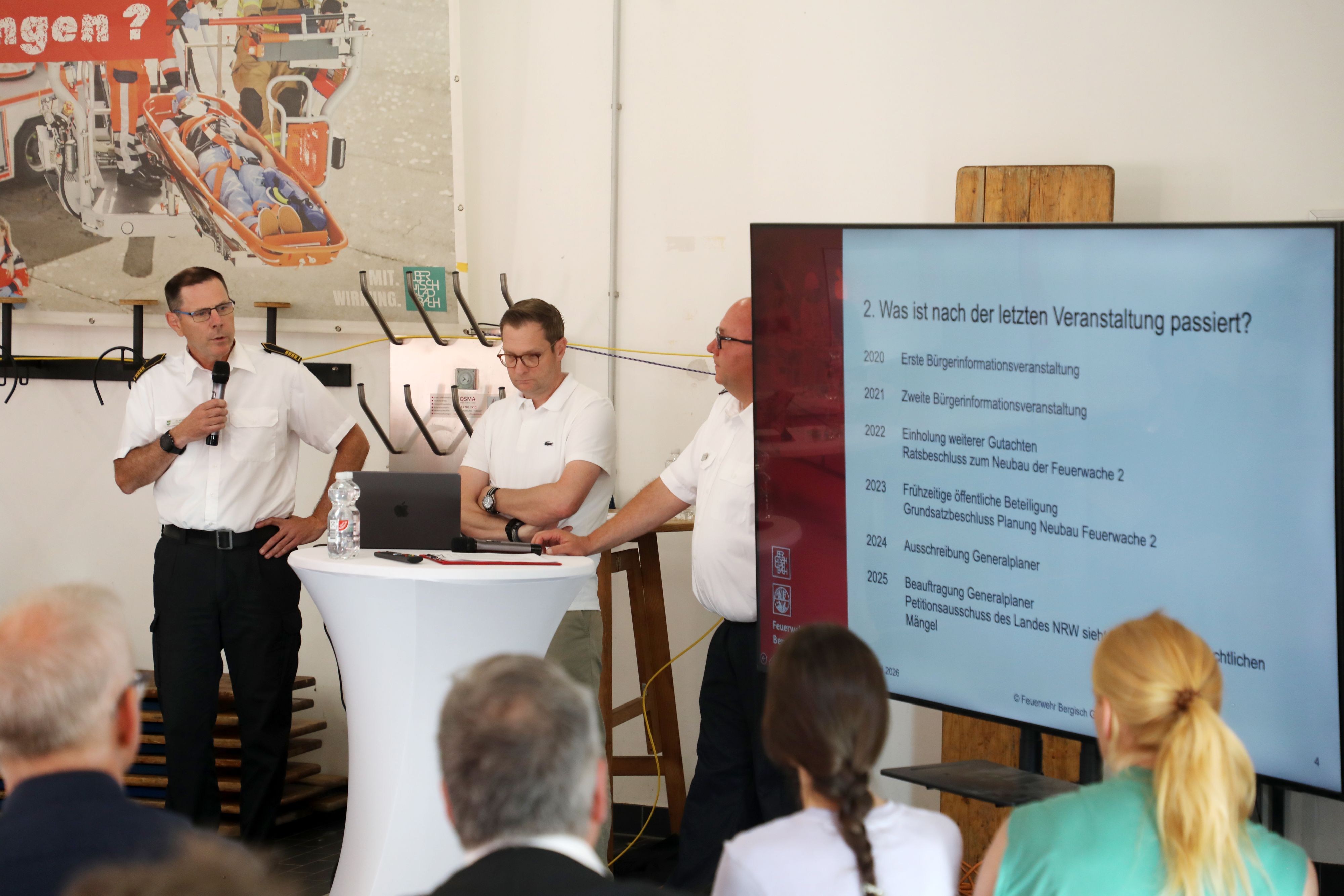 Feuerwehrchef Jörg Köhler, Kämmerer und Feuerschutzdezernent Thore Egger und  Feuerwehrsprecher Elmar Schneiders stellen die Pläne mit einer Präsentation vor.