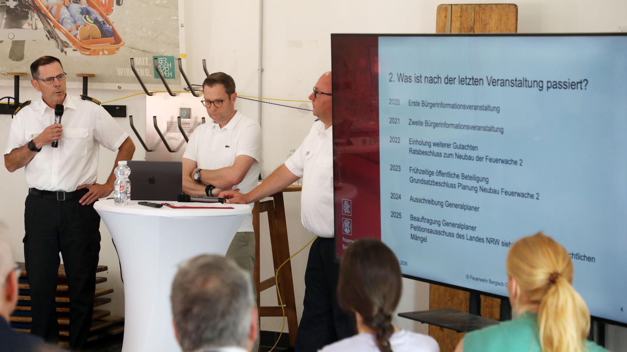 Feuerwehrchef Jörg Köhler, Kämmerer und Feuerschutzdezernent Thore Egger und Feuerwehrsprecher Elmar Schneiders stellen die Pläne mit einer Präsentation vor.