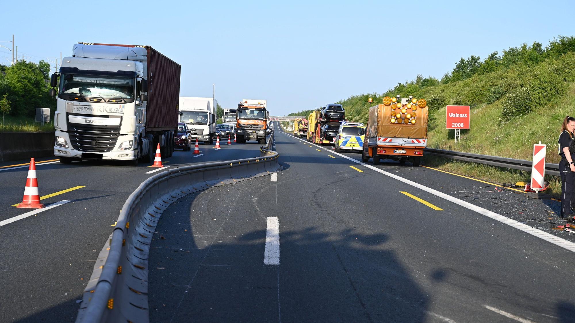 Auf der A4 ist ein Autotransporter auf ein Sicherungsfahrzeug der Autobahn GmbH gefahren. Durch den Aufprall ist der Autotransporter nach links in die provisorische Leitplanke geschleudert und hat diese in die Gegenfahrbahn geschoben.