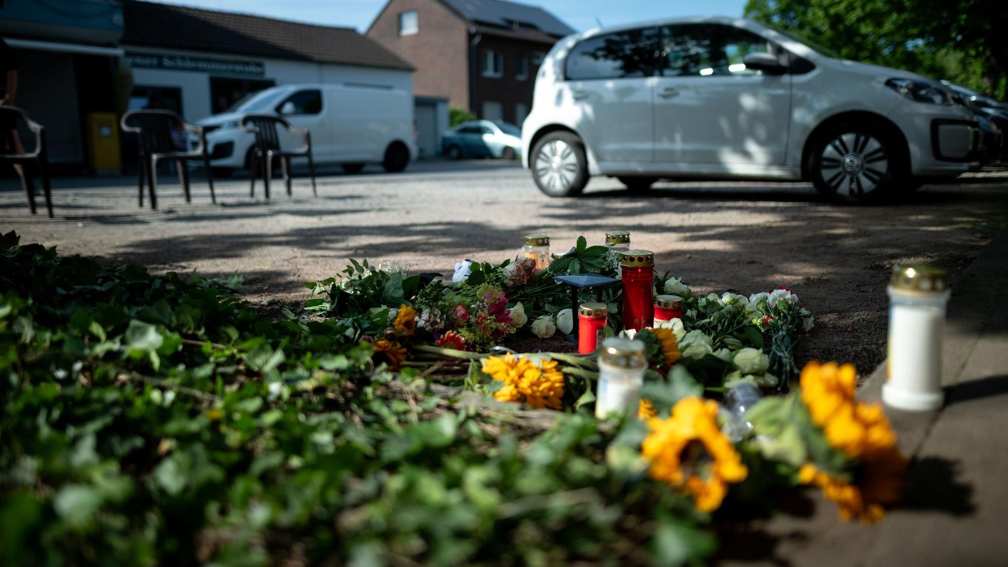 Viele erschütterte Menschen legten Kerzen und Blumen an der Unfallstelle in der Hagenstraße in Dinslaken nieder.